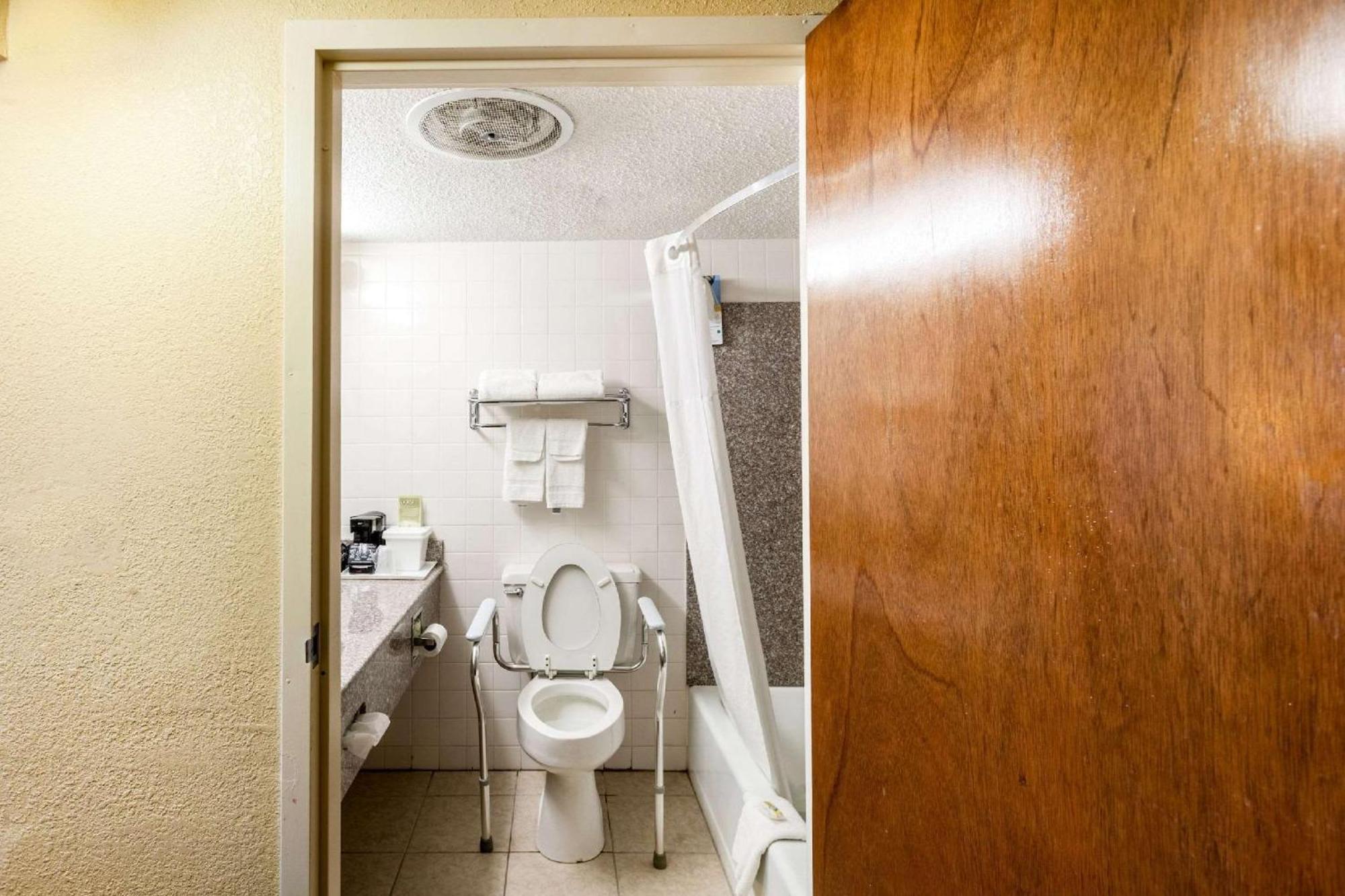 Queen Room Accessible or Nonsmoking