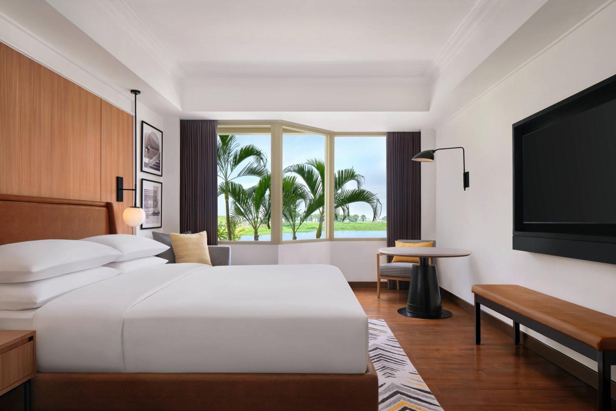 Deluxe King Room Lake View