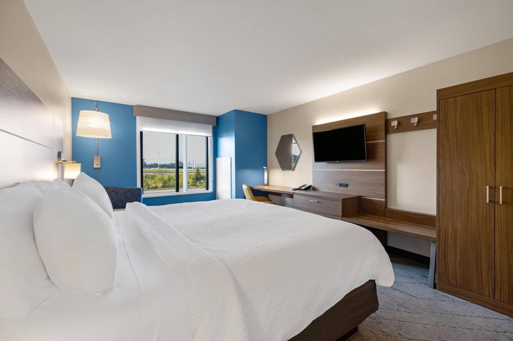 King Room Hearing Accessible or Non-Smoking