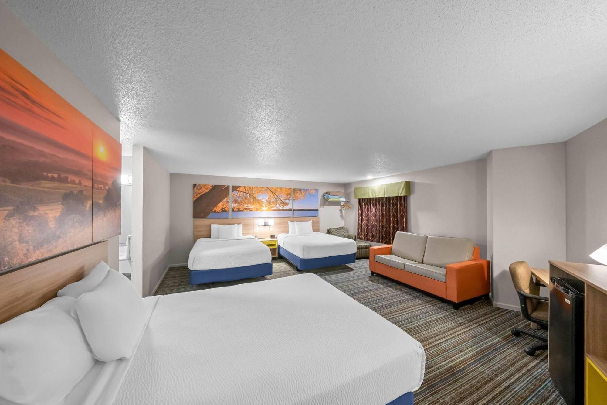 Studio Suite Three Queen Beds Non-Smoking