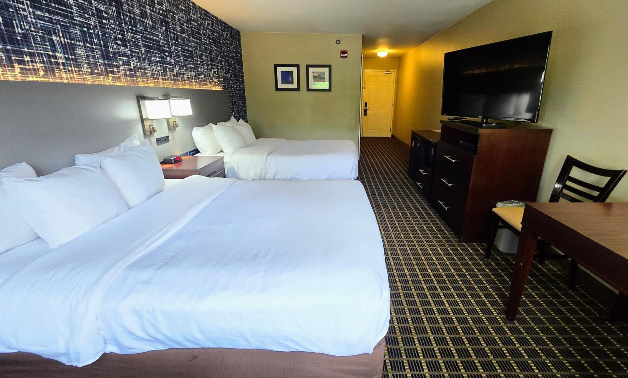 Queen Room Two Queen Beds Mountain View Non-Smoking