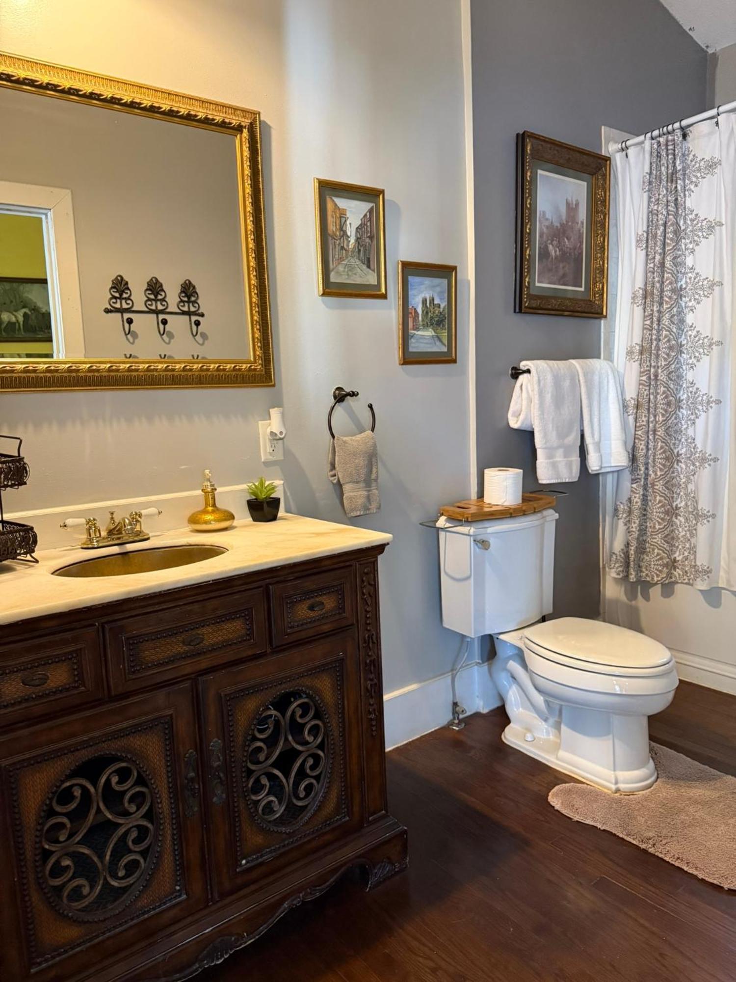 Economy Queen Room