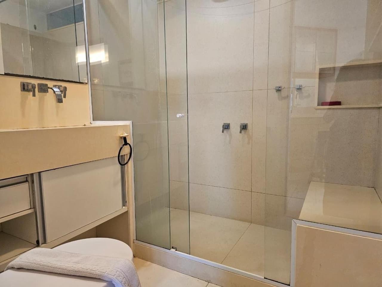 Deluxe One-Bedroom Apartment