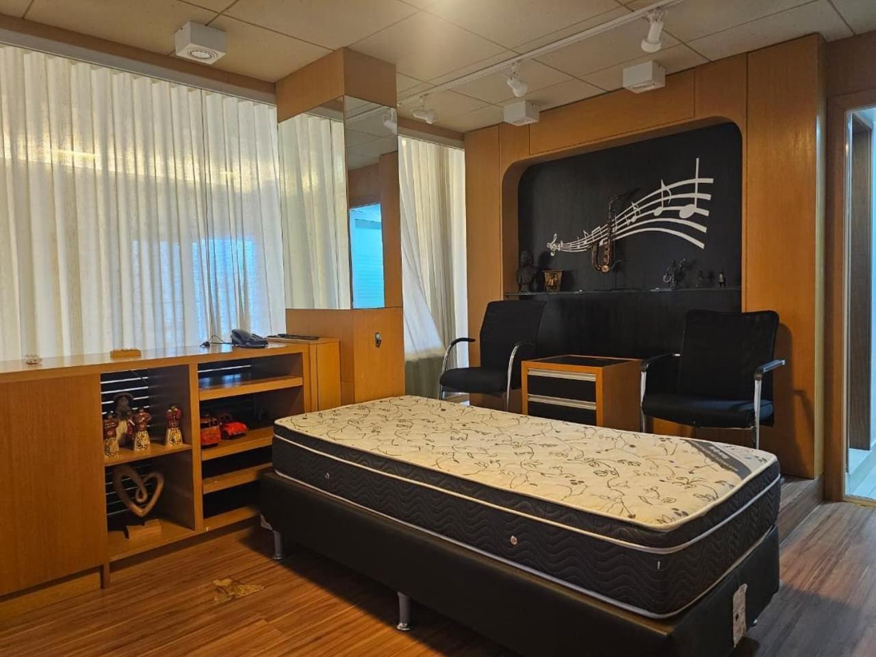 Deluxe One-Bedroom Apartment