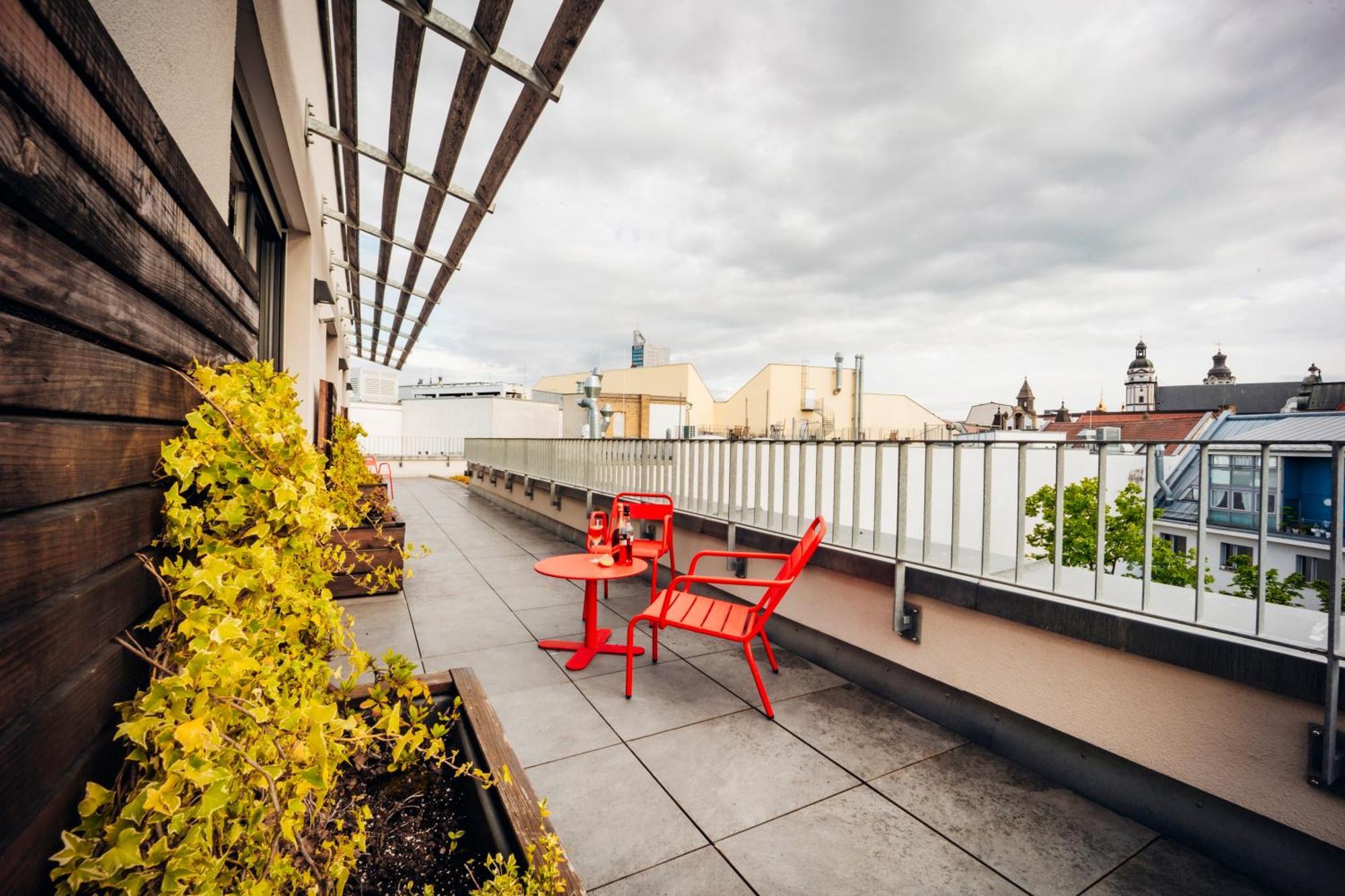 Apartment M King bed terrace