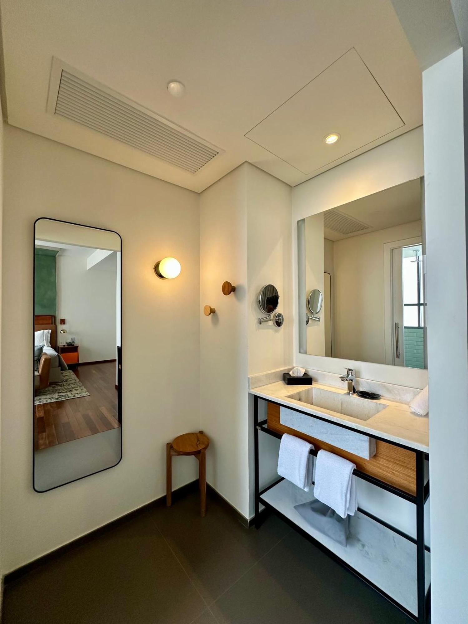 Corner Superior King Room City View