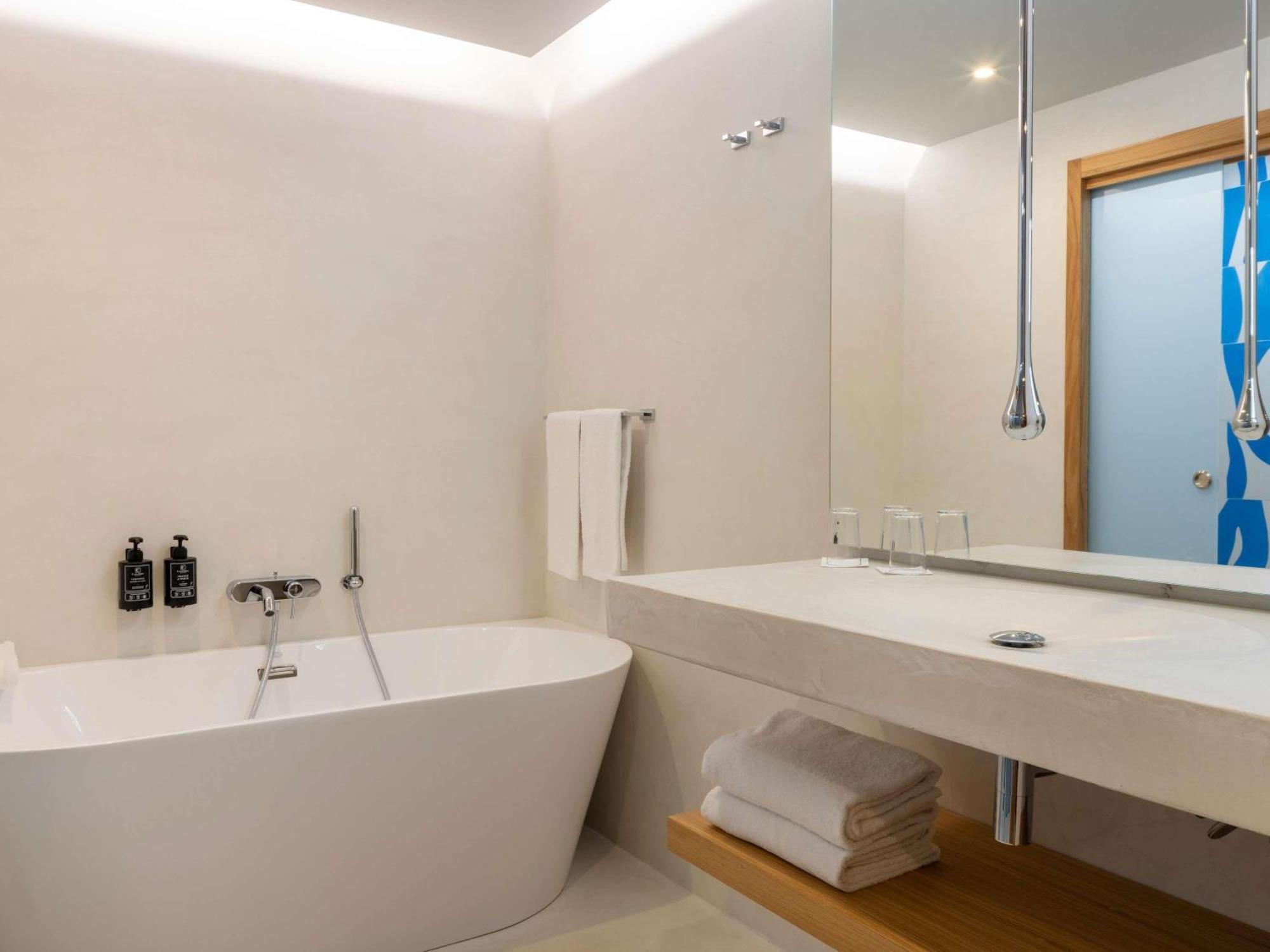 Superior Double or Twin Suite Sea Pool View