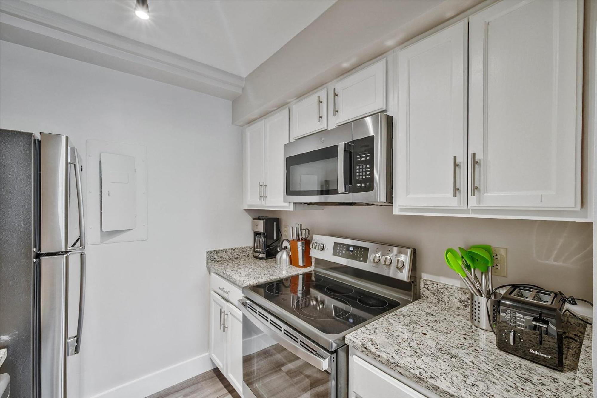 Classic Queen Studio full Kitchen