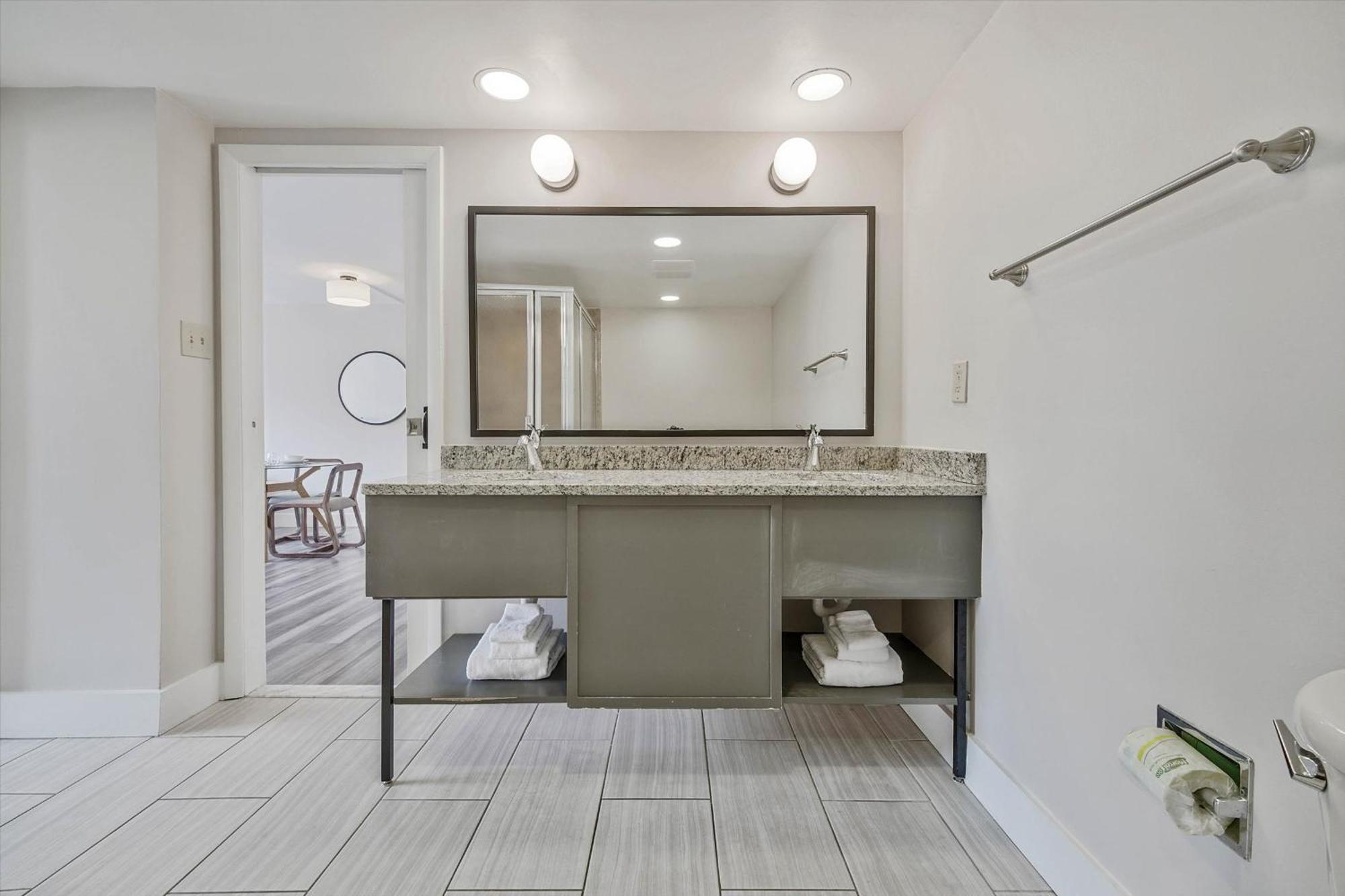 Premier One-Bedroom King Residence Full Kitchen