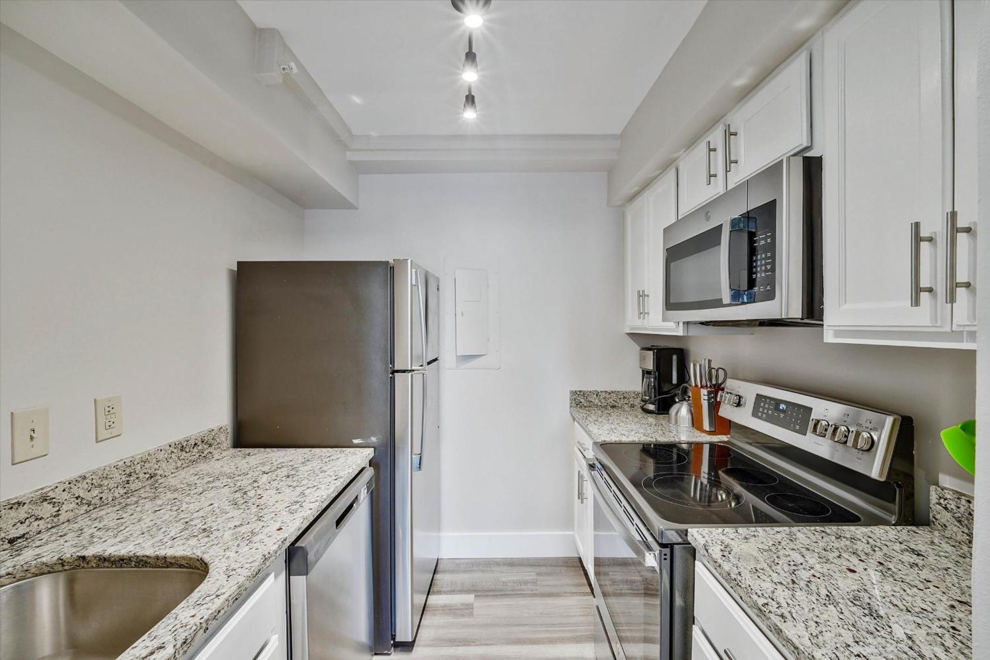 Classic Queen Studio full Kitchen