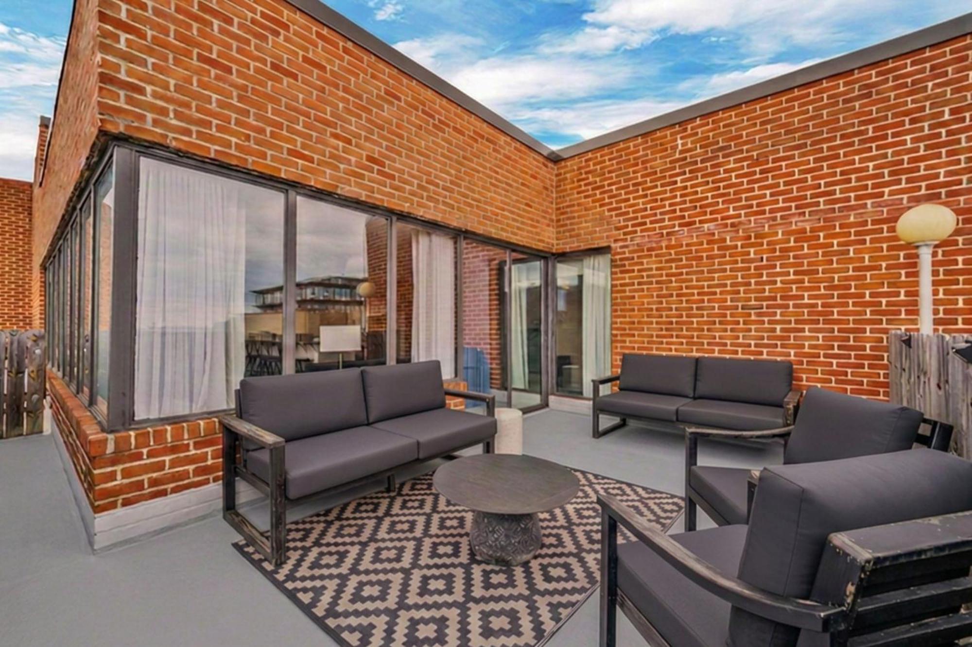 Classic Queen Studio Terrace & Kitchenette