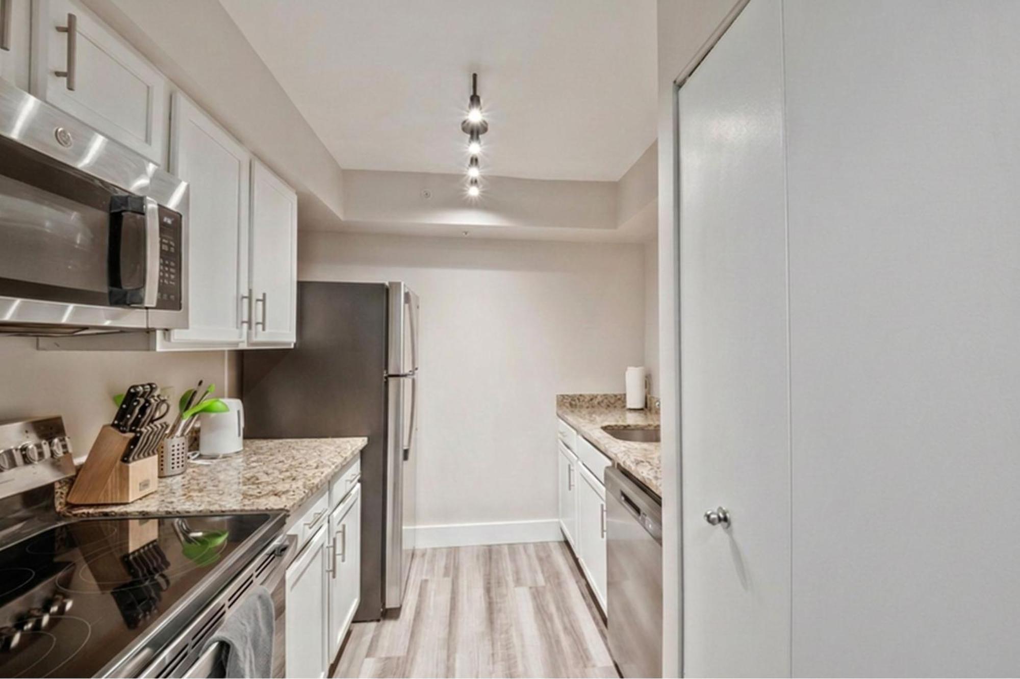 Signature King Studio Full Kitchen