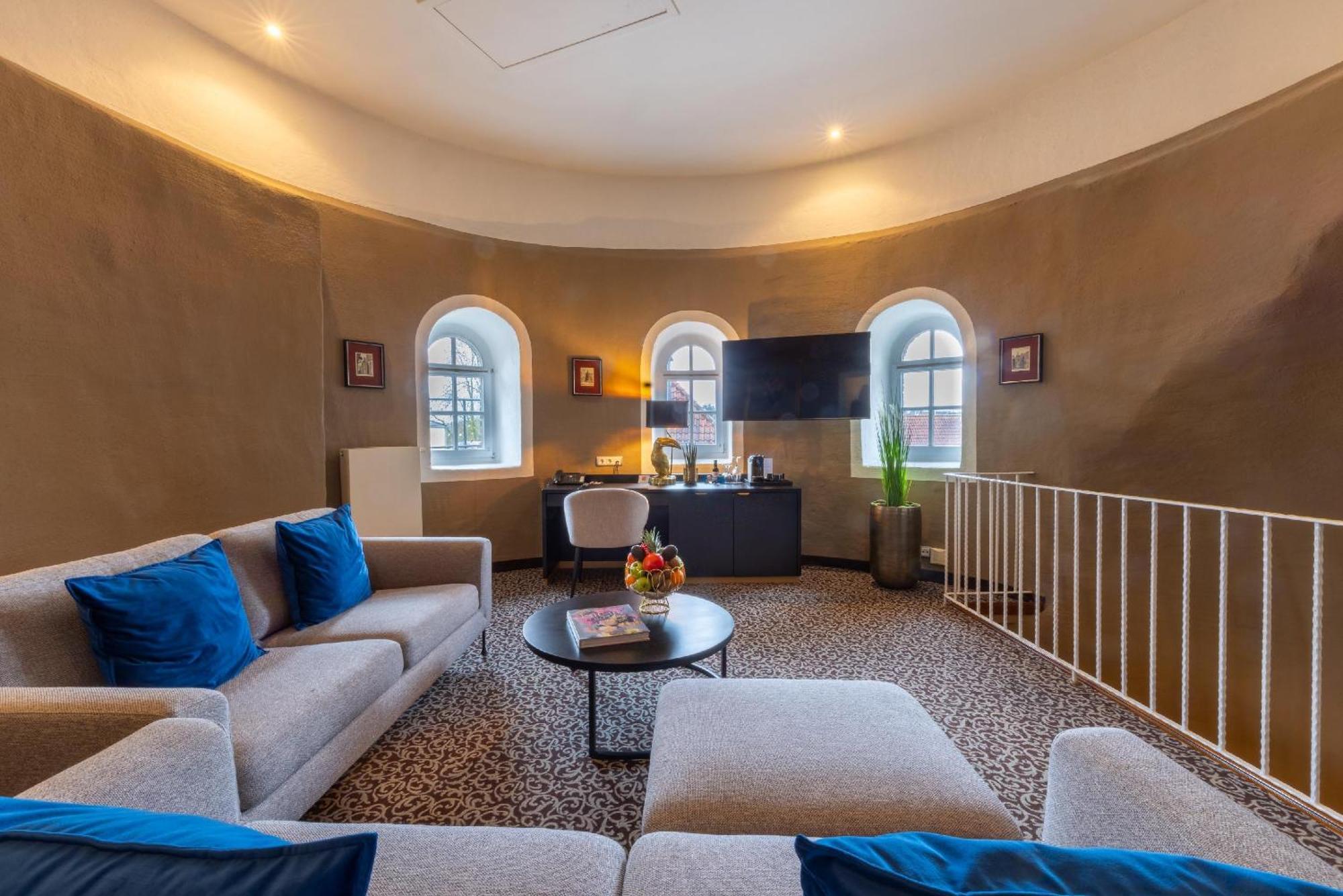 Suite Queen Bed City View