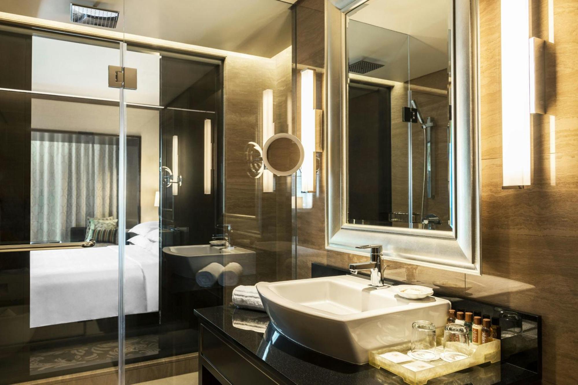 Club Room Club lounge access Guest room 1 King City view