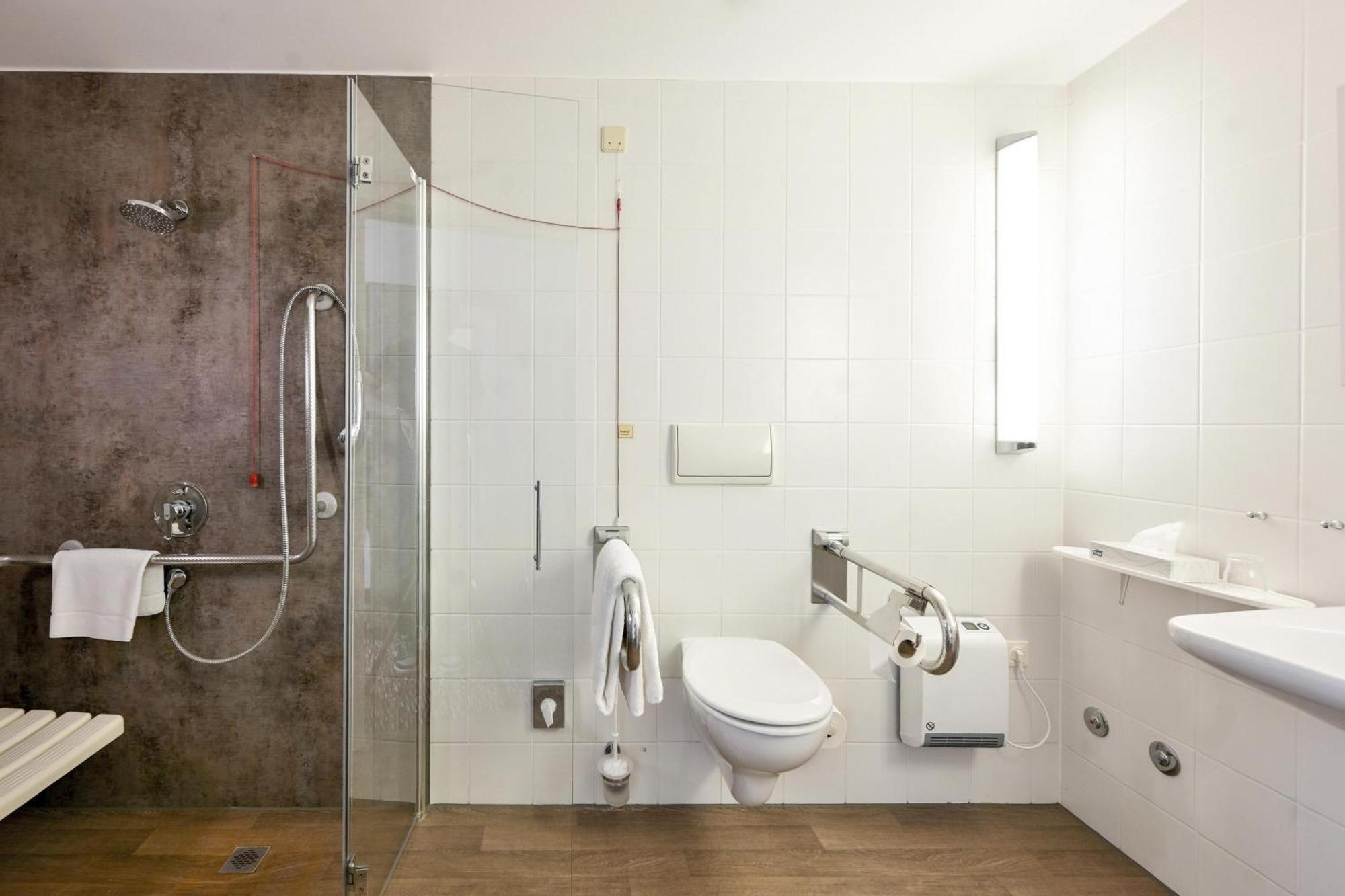 Queen Room Roll Shower Disability