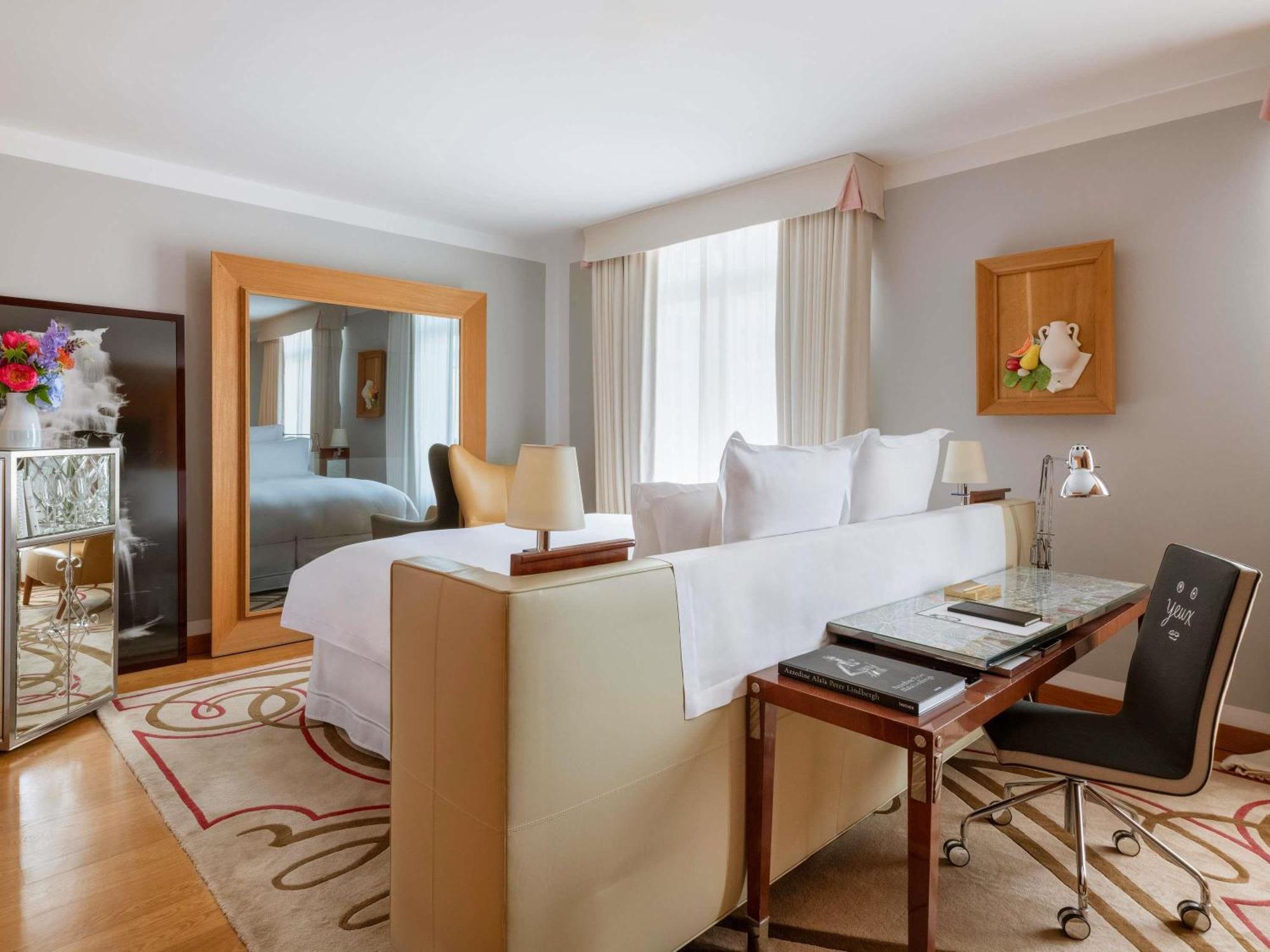 Deluxe Collection Room