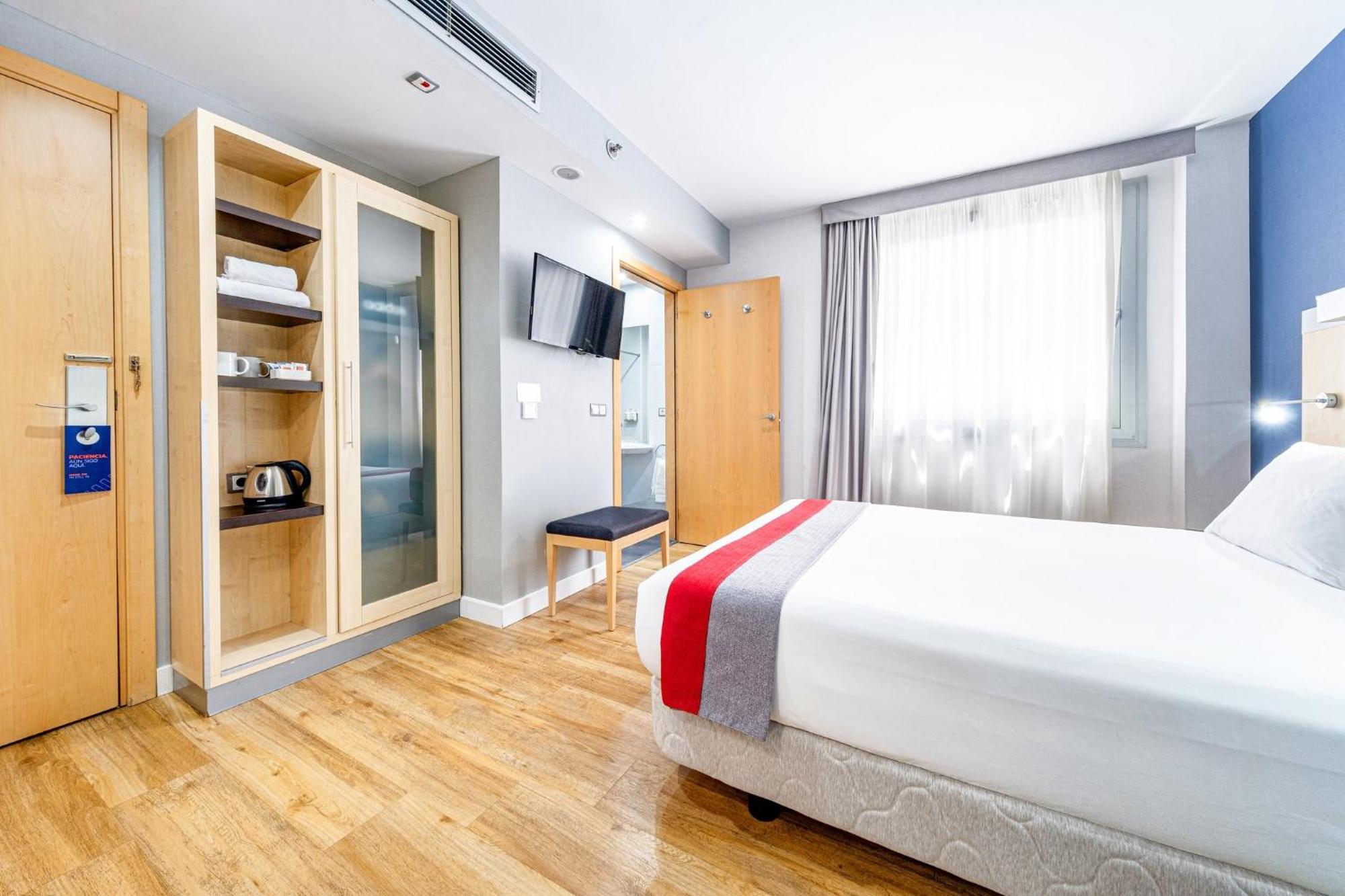 Standard Queen Room Accessible