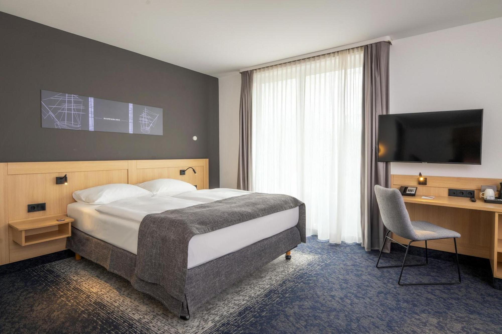 Queen Room Roll Shower Second Floor or Disability Access or Non-Smoking