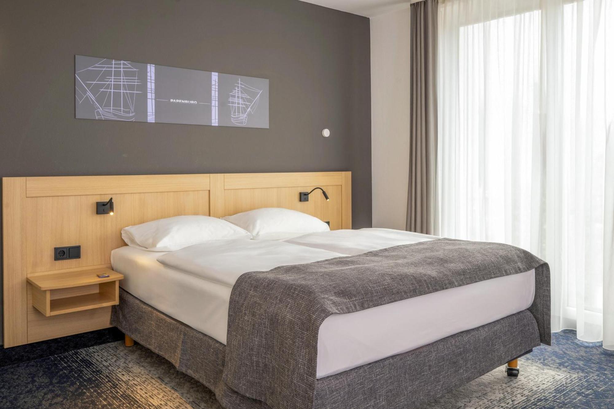 Queen Room Roll Shower Second Floor or Disability Access or Non-Smoking