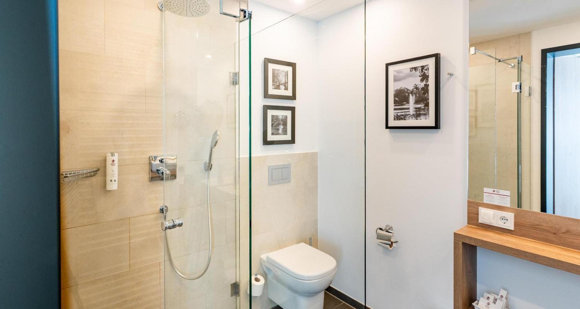 Junior Queen Suite