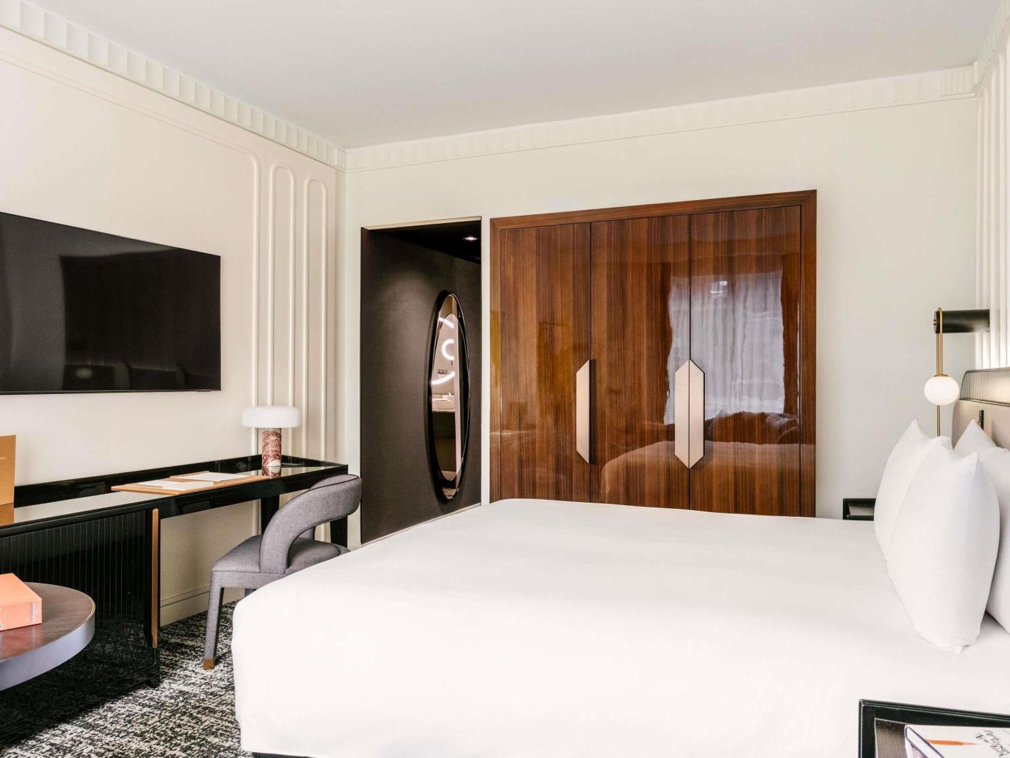 Superior King Room Grab Bars Disability Access