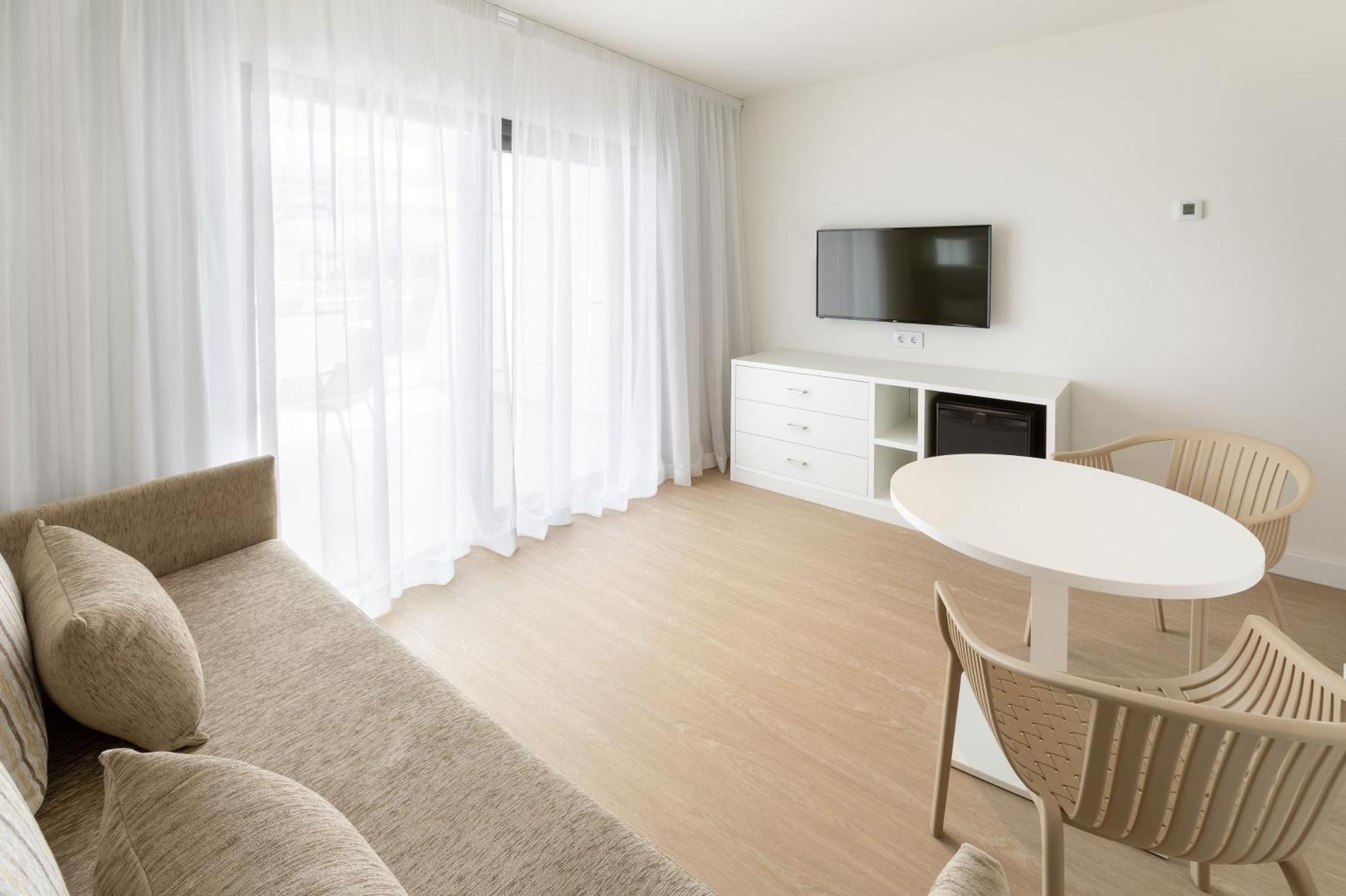 Junior Suite Pool Access