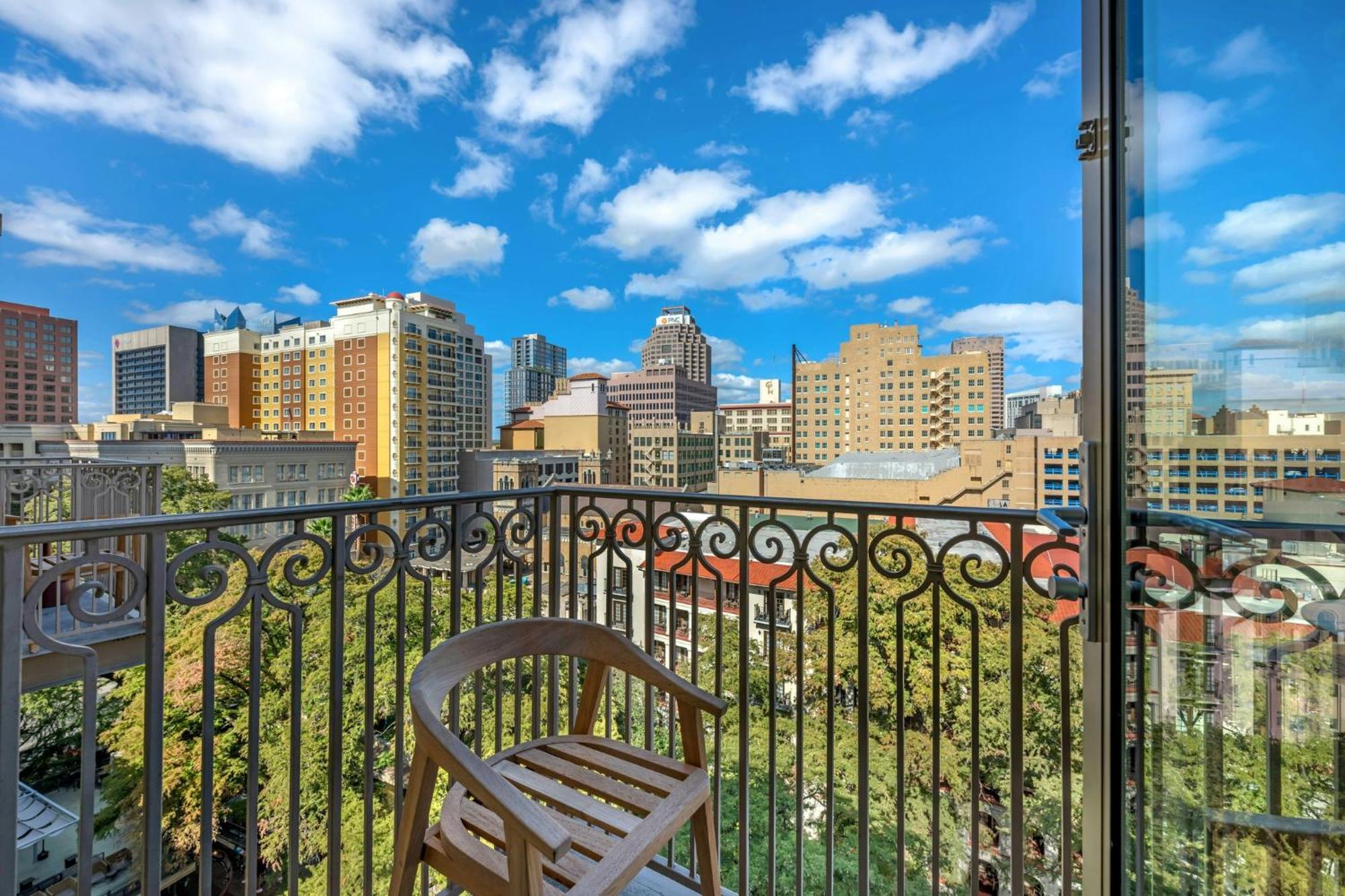 Premier Balcony Riverview King Bed