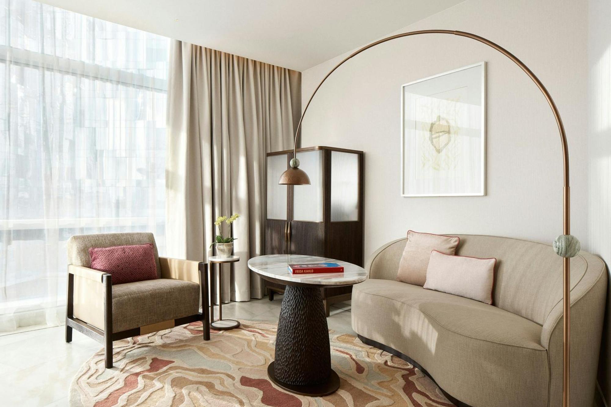 Executive Junior Butler Service Suite 1 King