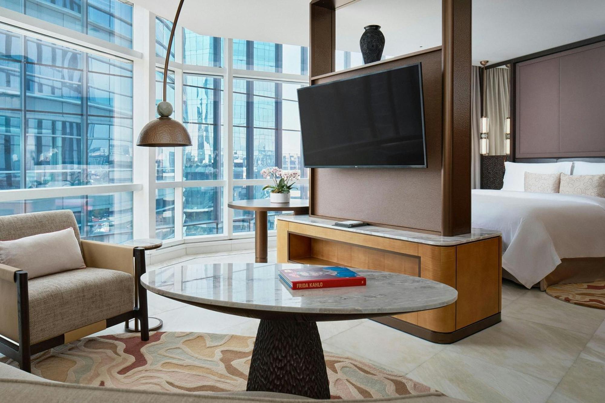 Executive Junior Butler Service Suite 1 King