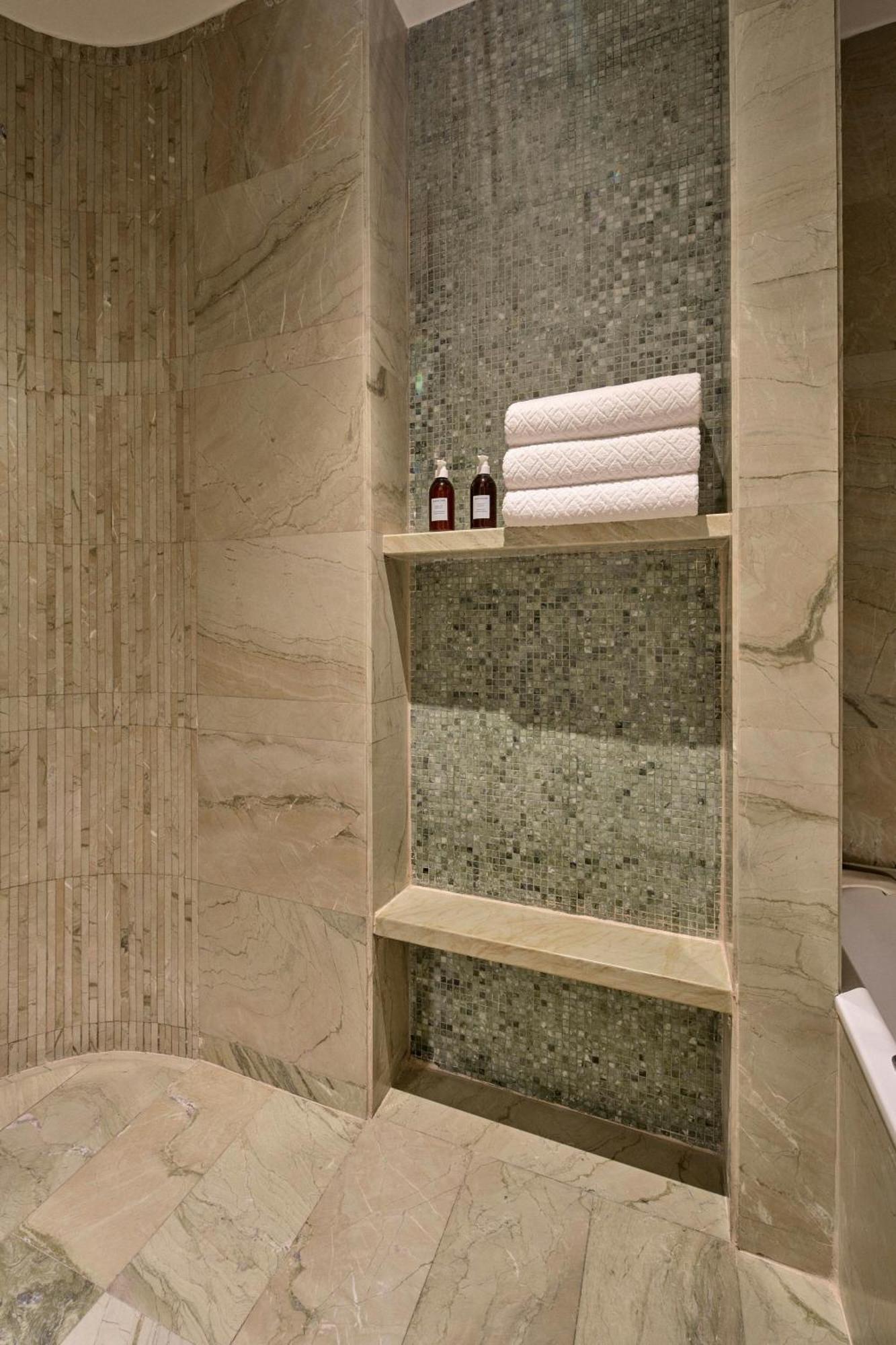 Deluxe Butler Service Guest room 1 King