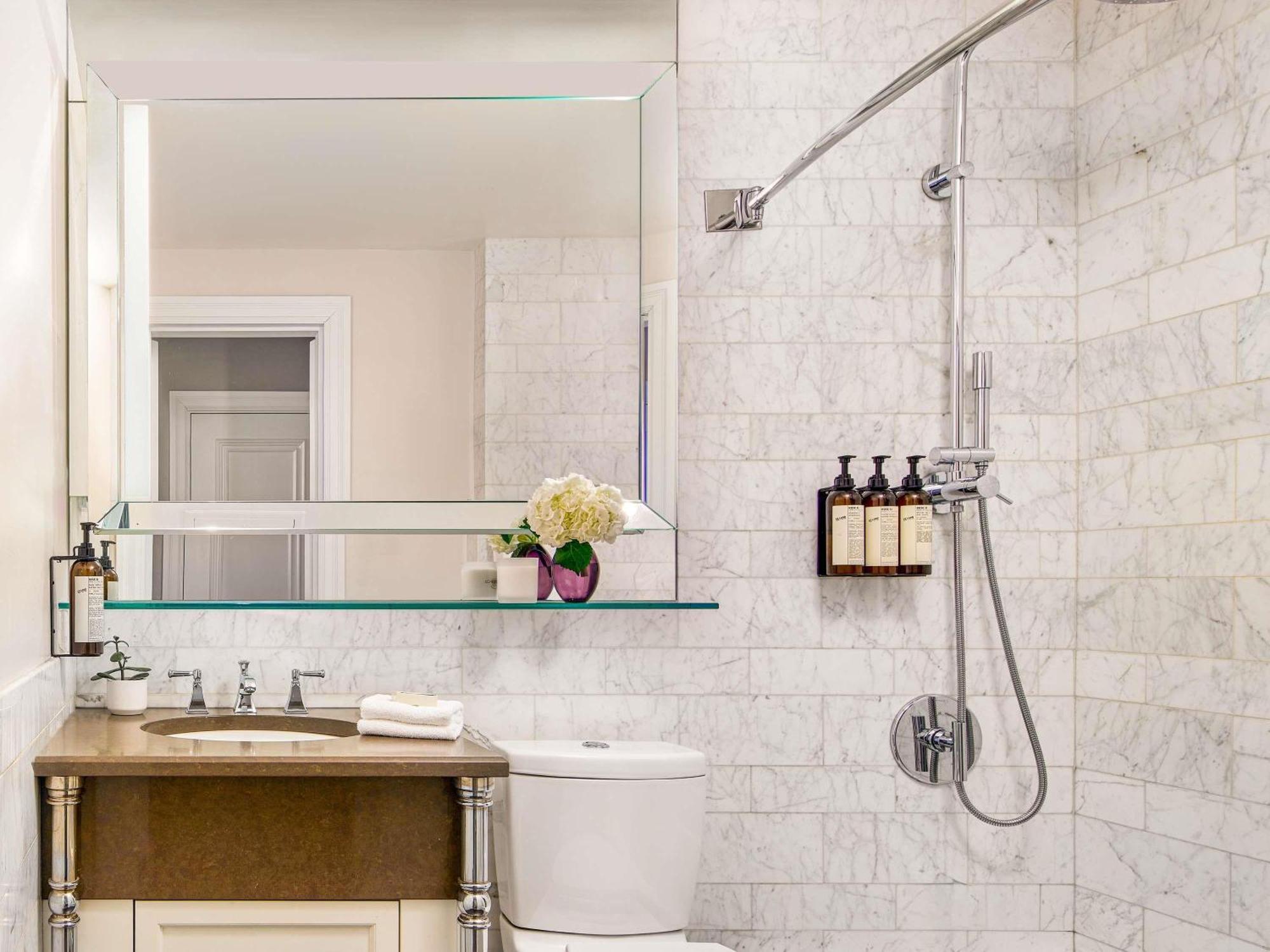 Fairmont Double Room Two Double Beds Bathtub