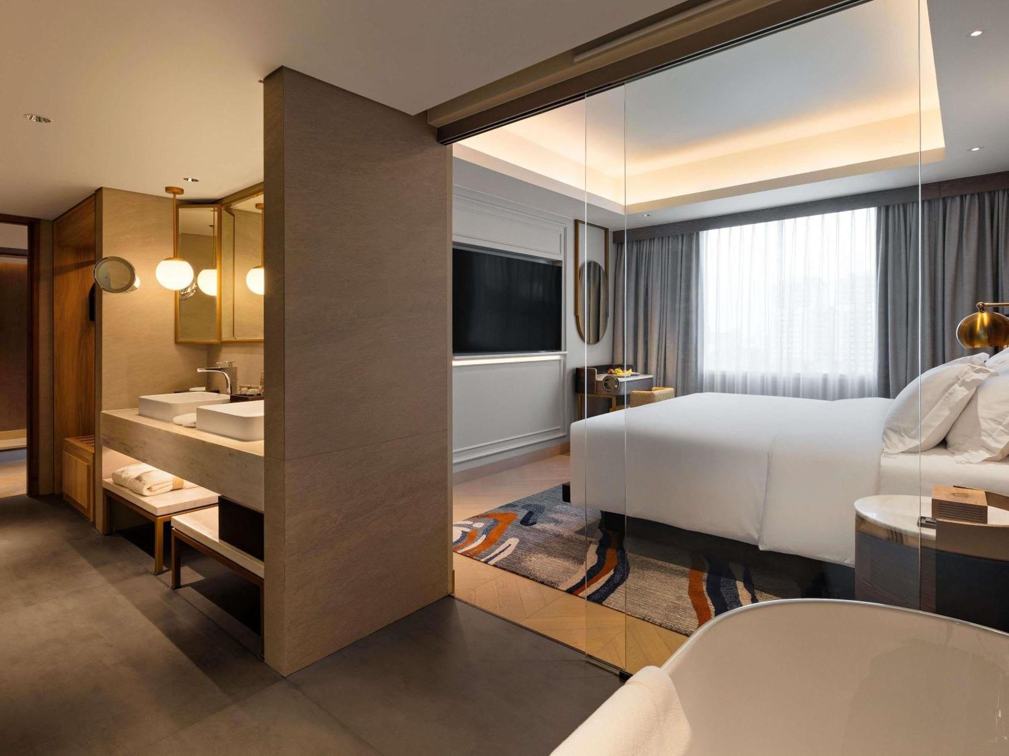 Deluxe Suite One King Bed