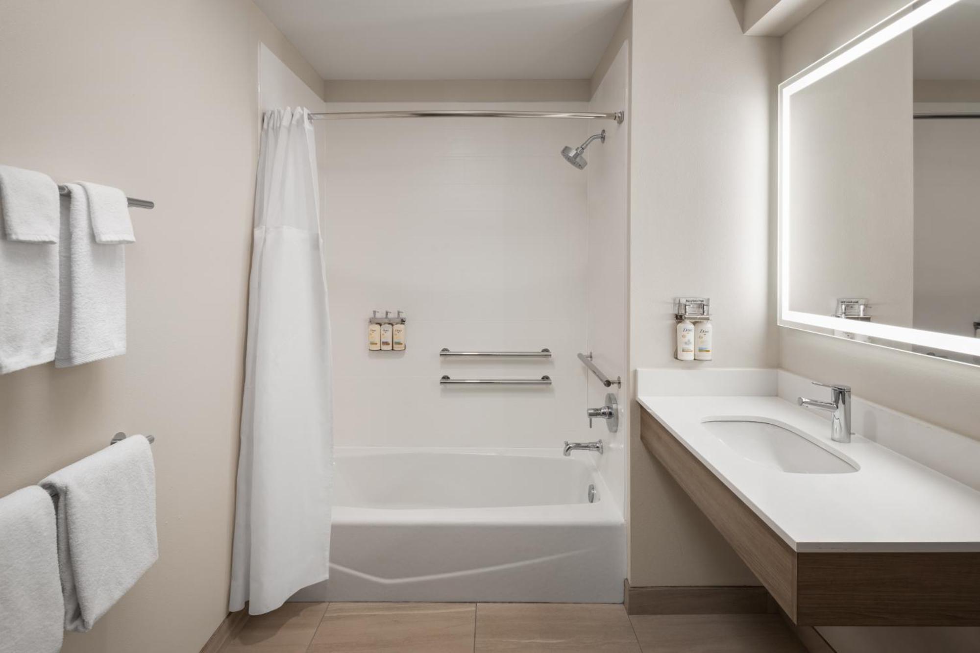One-Bedroom Queen Room Mobility Accessible Tub