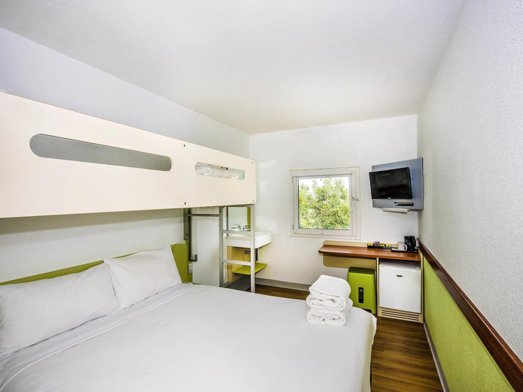 Standard Queen Room Single Bunk Bed
