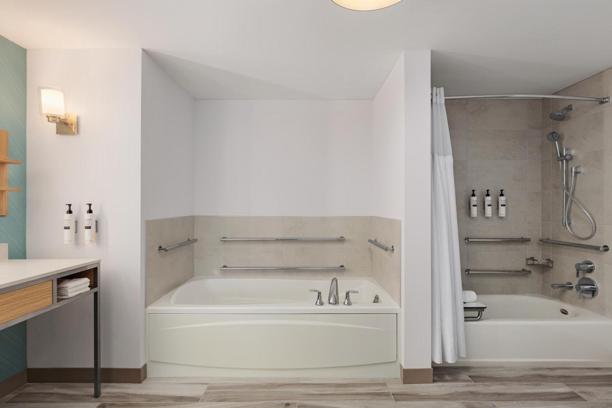 One-Bedroom King Suite Mobility Hearing Access Tub