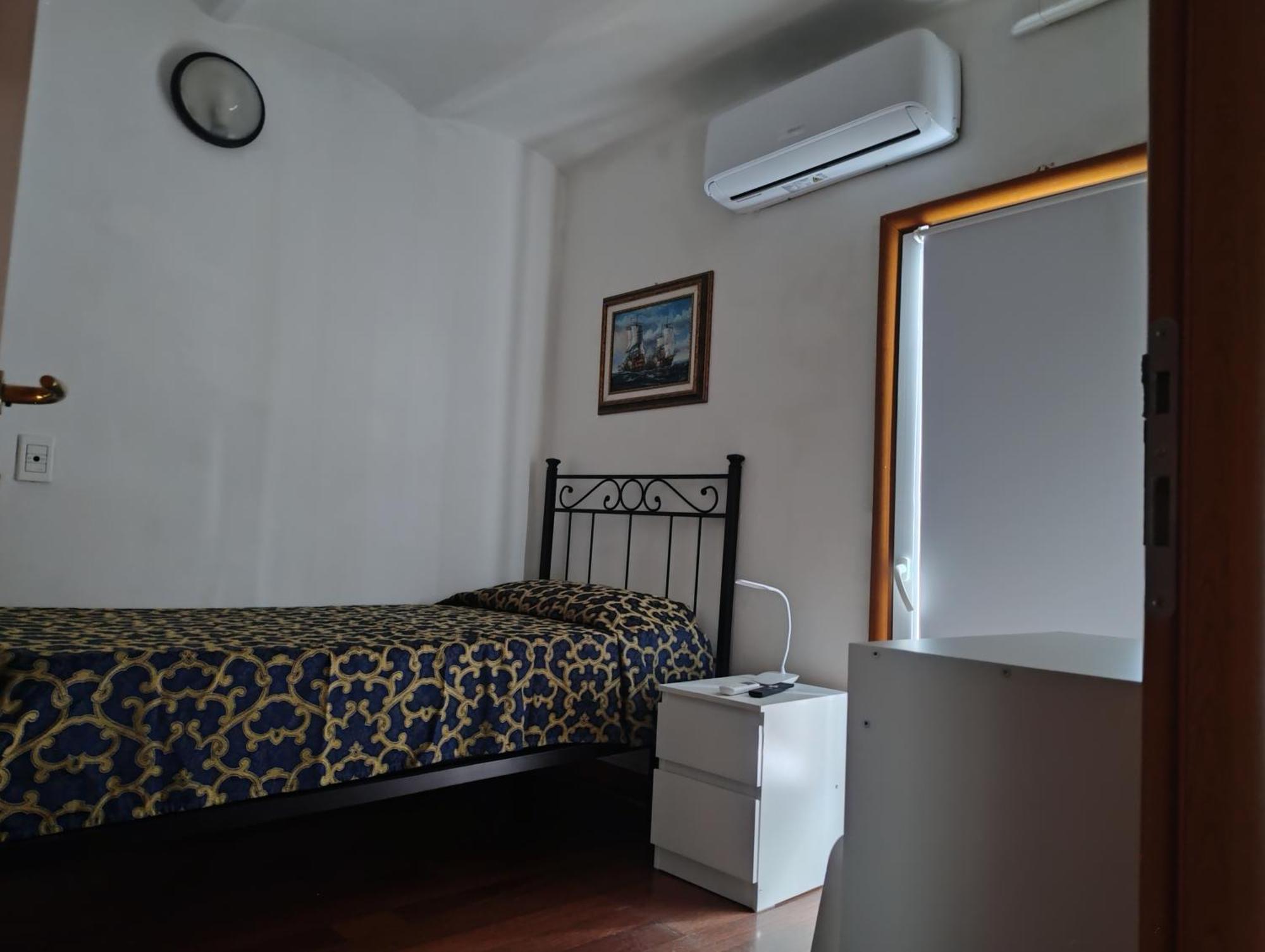 Single Room Private External Bathroom