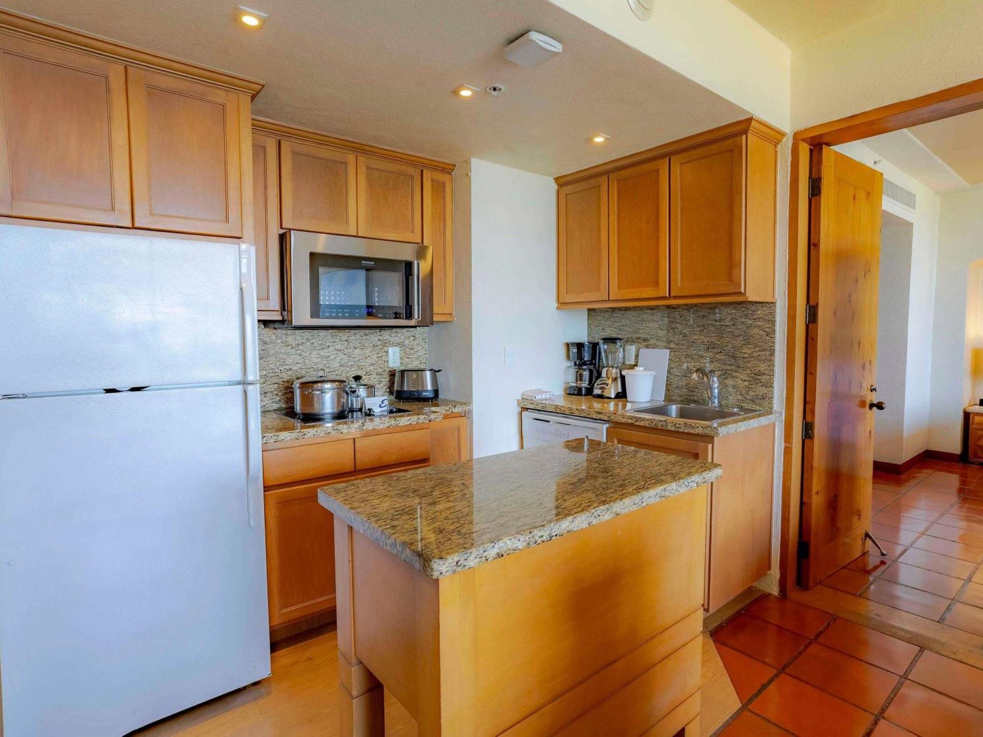 Accessible One-Bedroom King Suite Jacuzzi Terrace Ocean View Mobility Access
