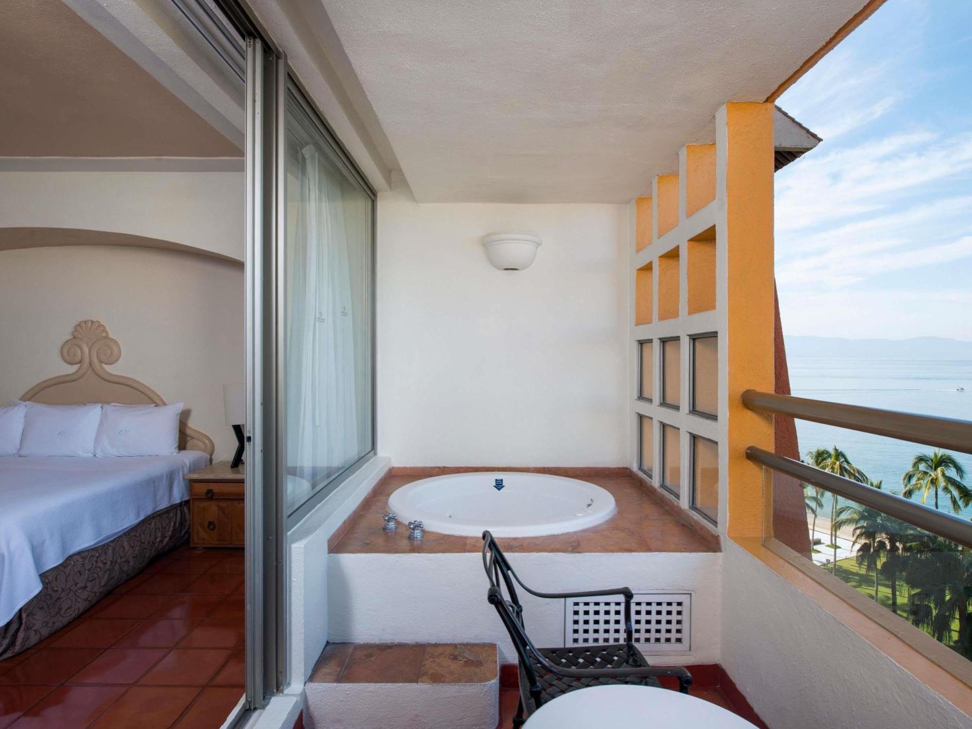 Accessible One-Bedroom King Suite Jacuzzi Terrace Ocean View Mobility Access