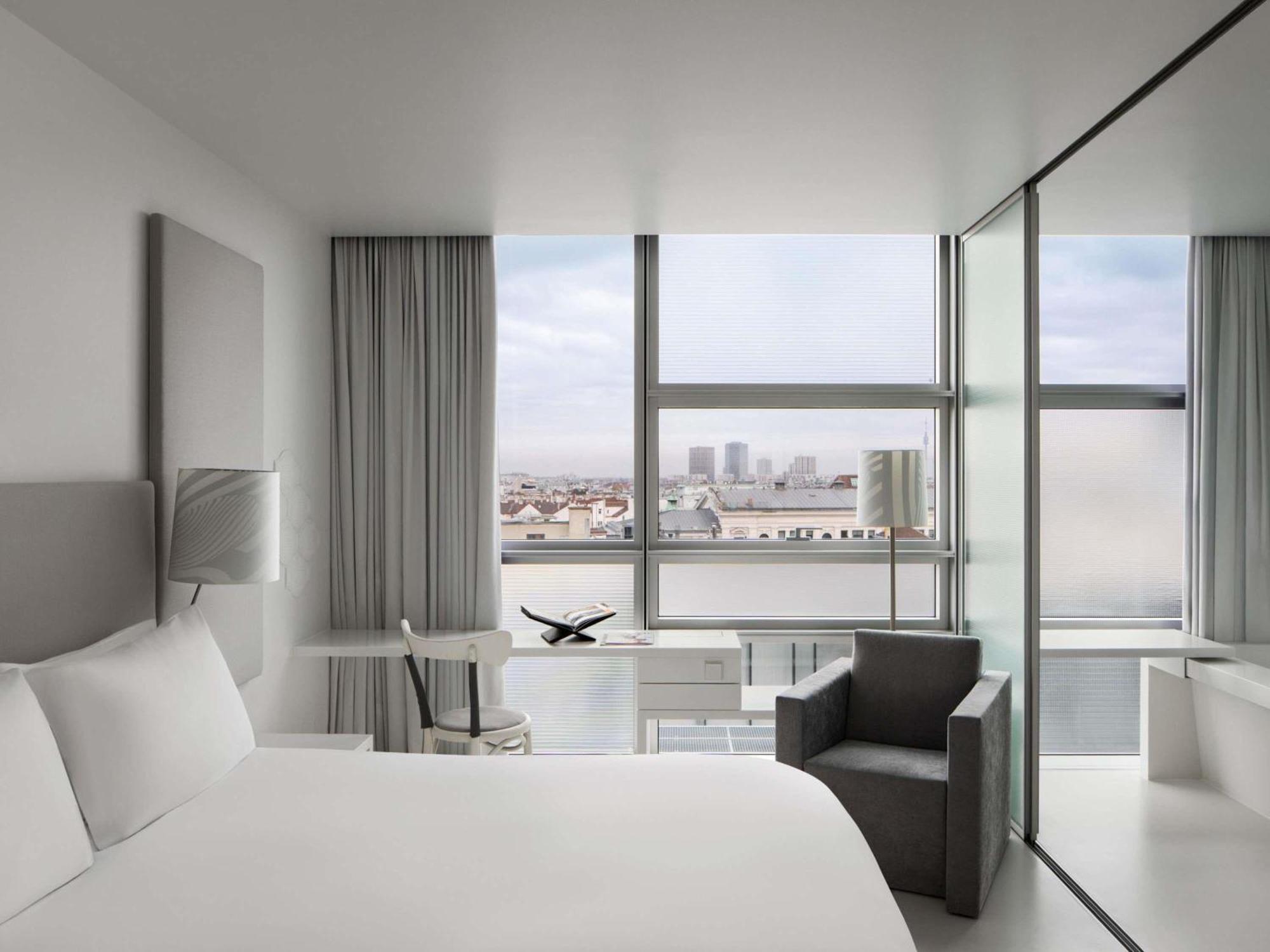 Classic – Ferris Wheel View lower floors queen-size bed