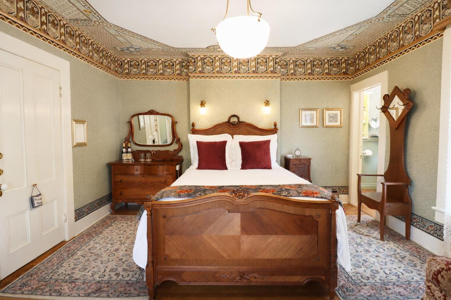 Margaret Simpson Room 1 Queen Bed