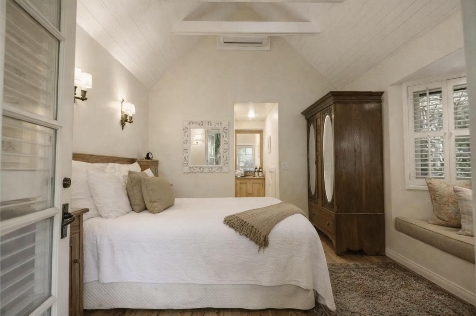 The Garden Room 1 Queen Bed
