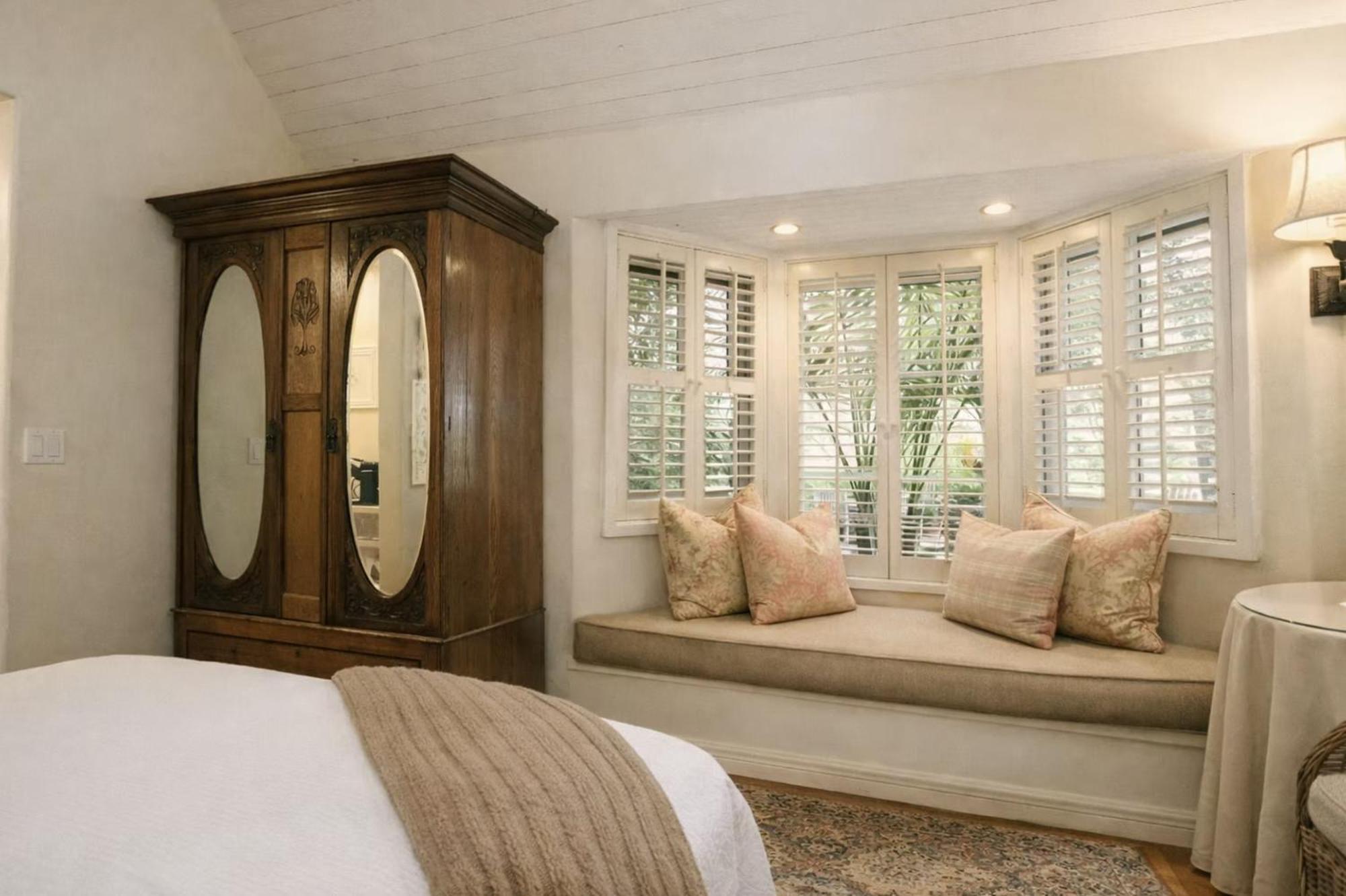 The Garden Room 1 Queen Bed