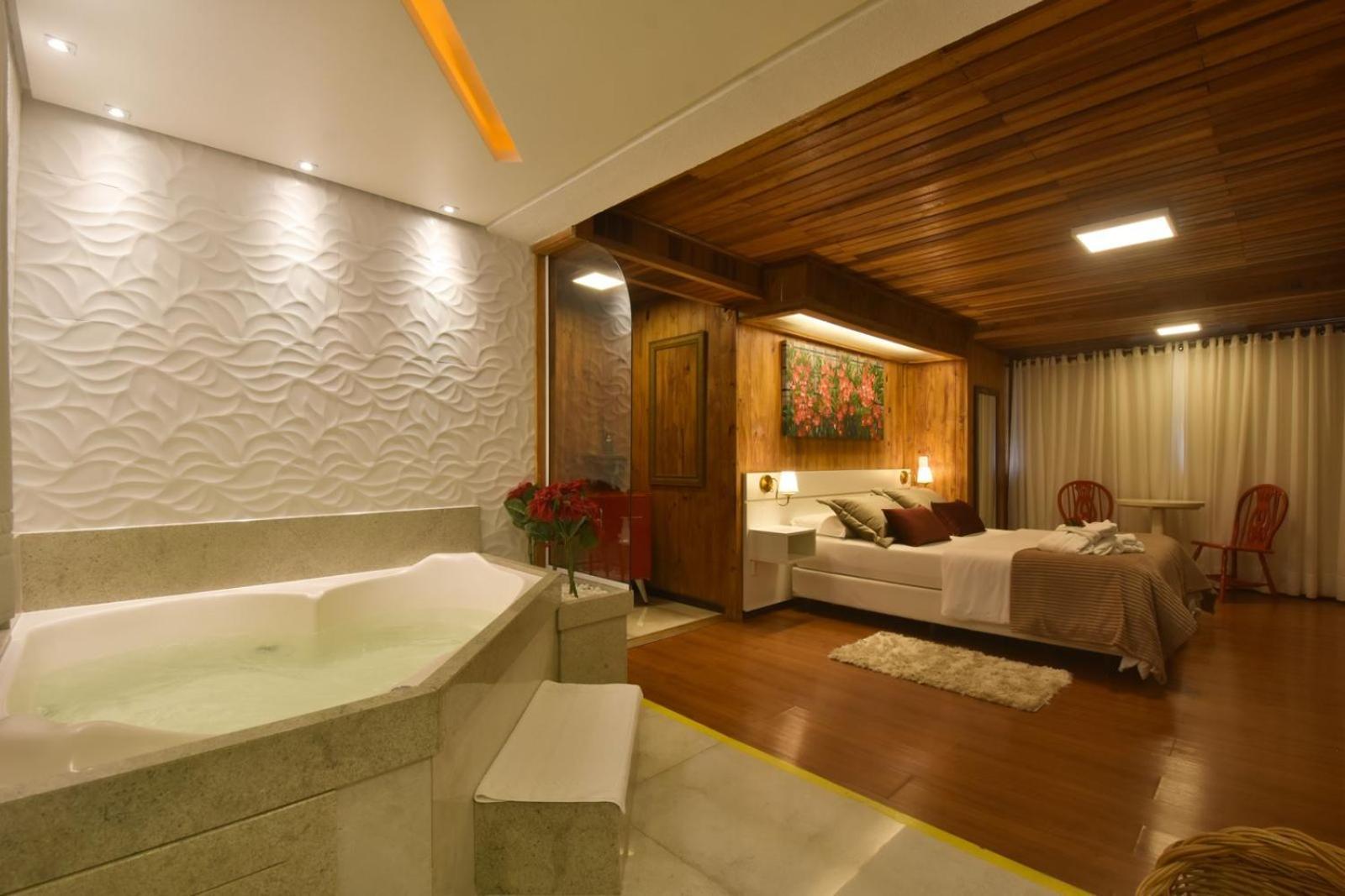 Luxury Suite Hot Tub