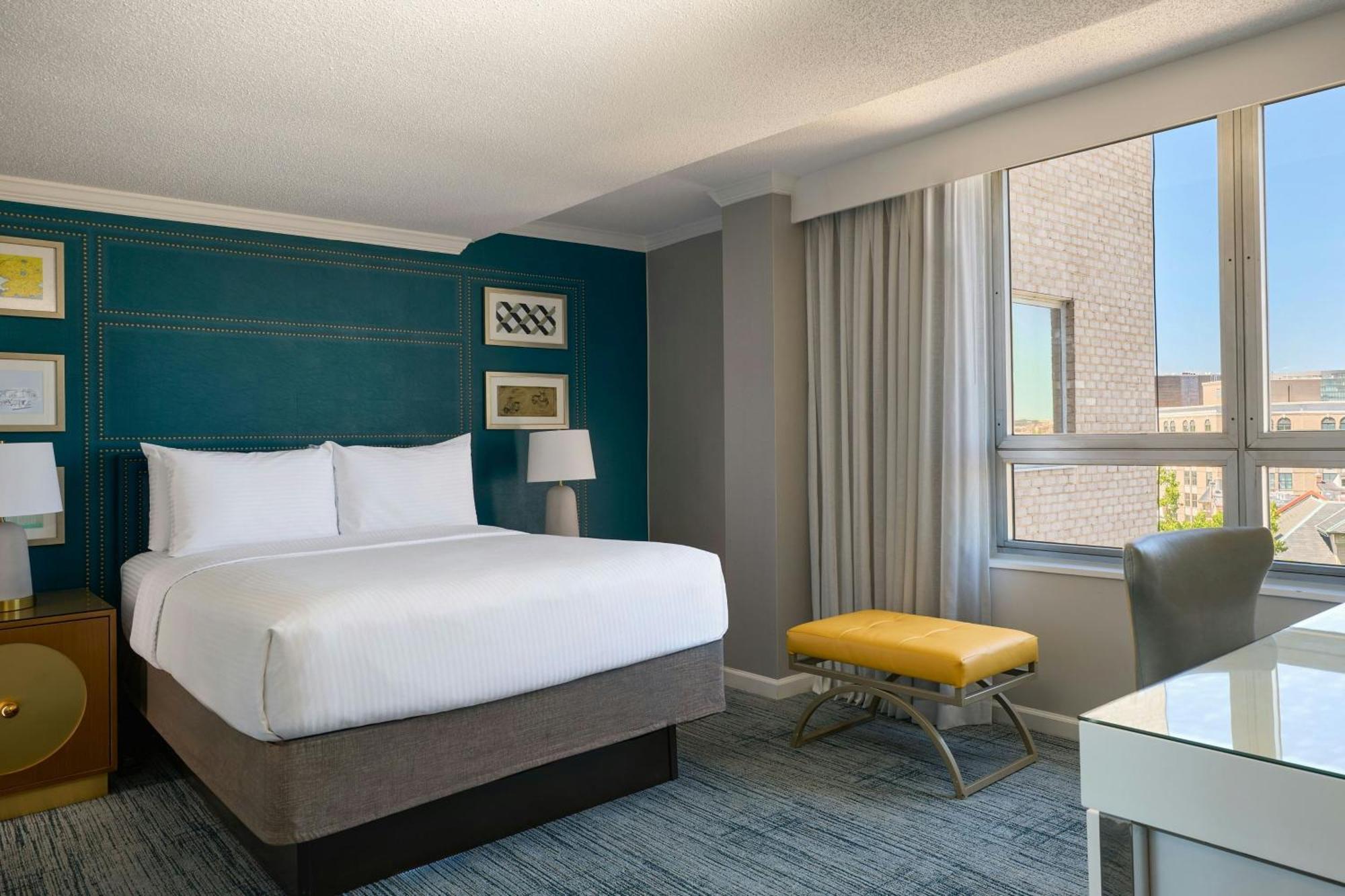 Deluxe Guest Room 1 Queen Dupont