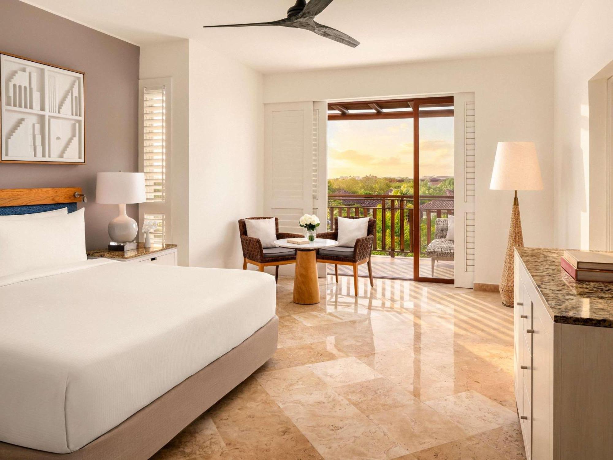 Fairmont King Room with Soaking Tub - Garden View