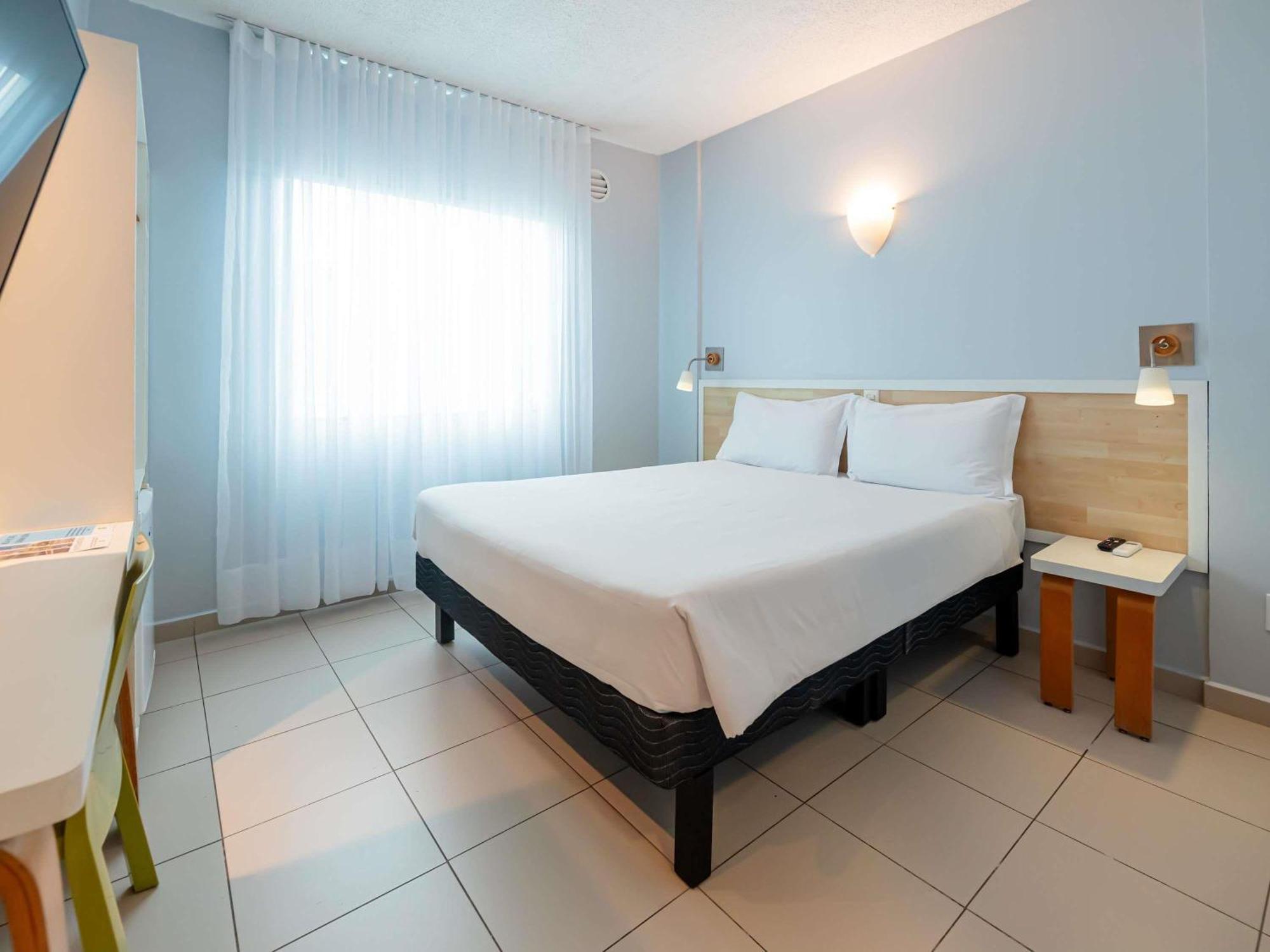 Standard Apartment One Queen Bed