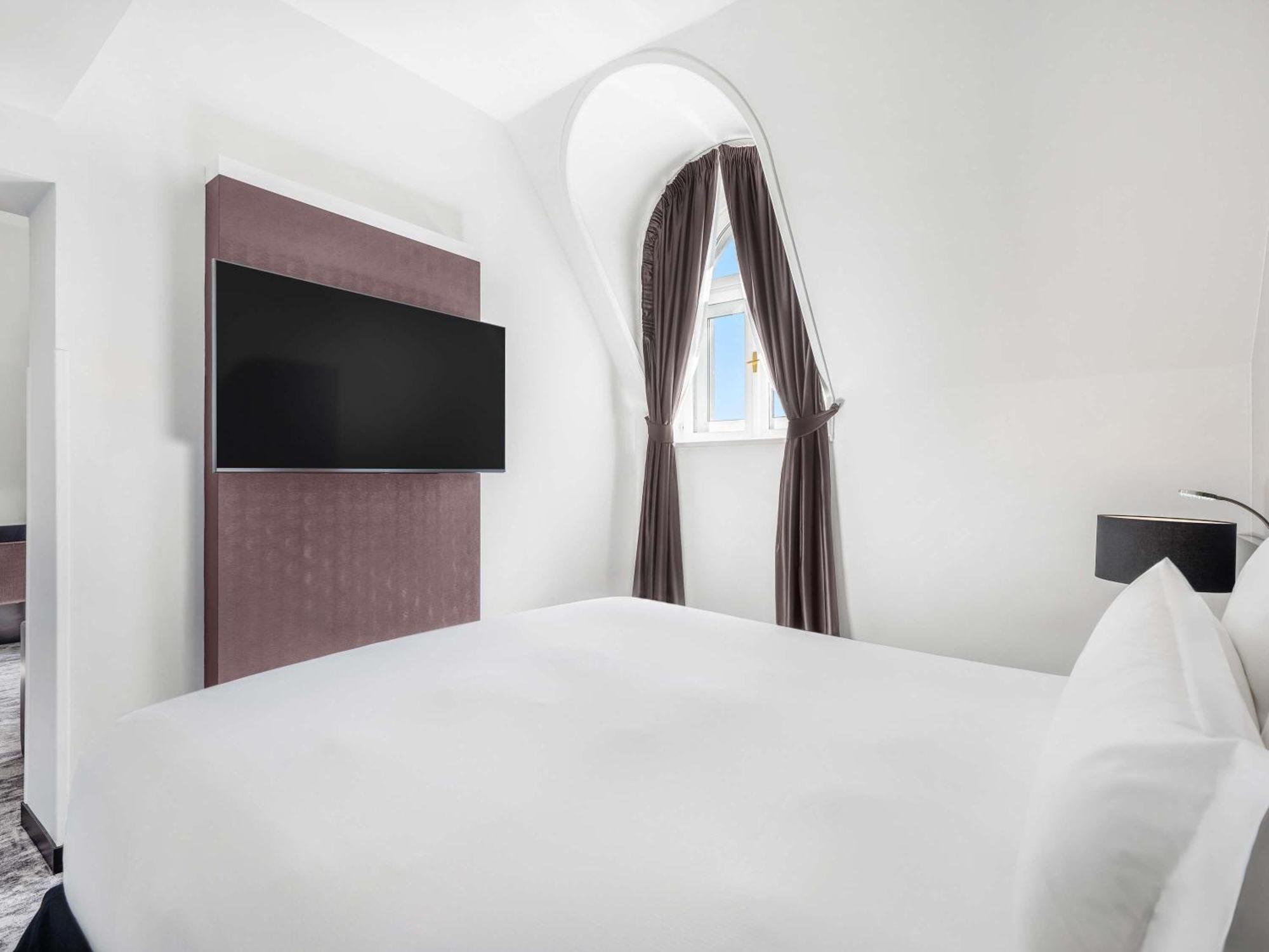 Junior Suite One King Bed Sofa