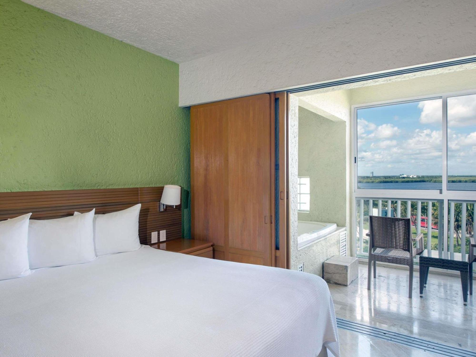 One-Bedroom King Suite Jacuzzi Balcony Lagoon View