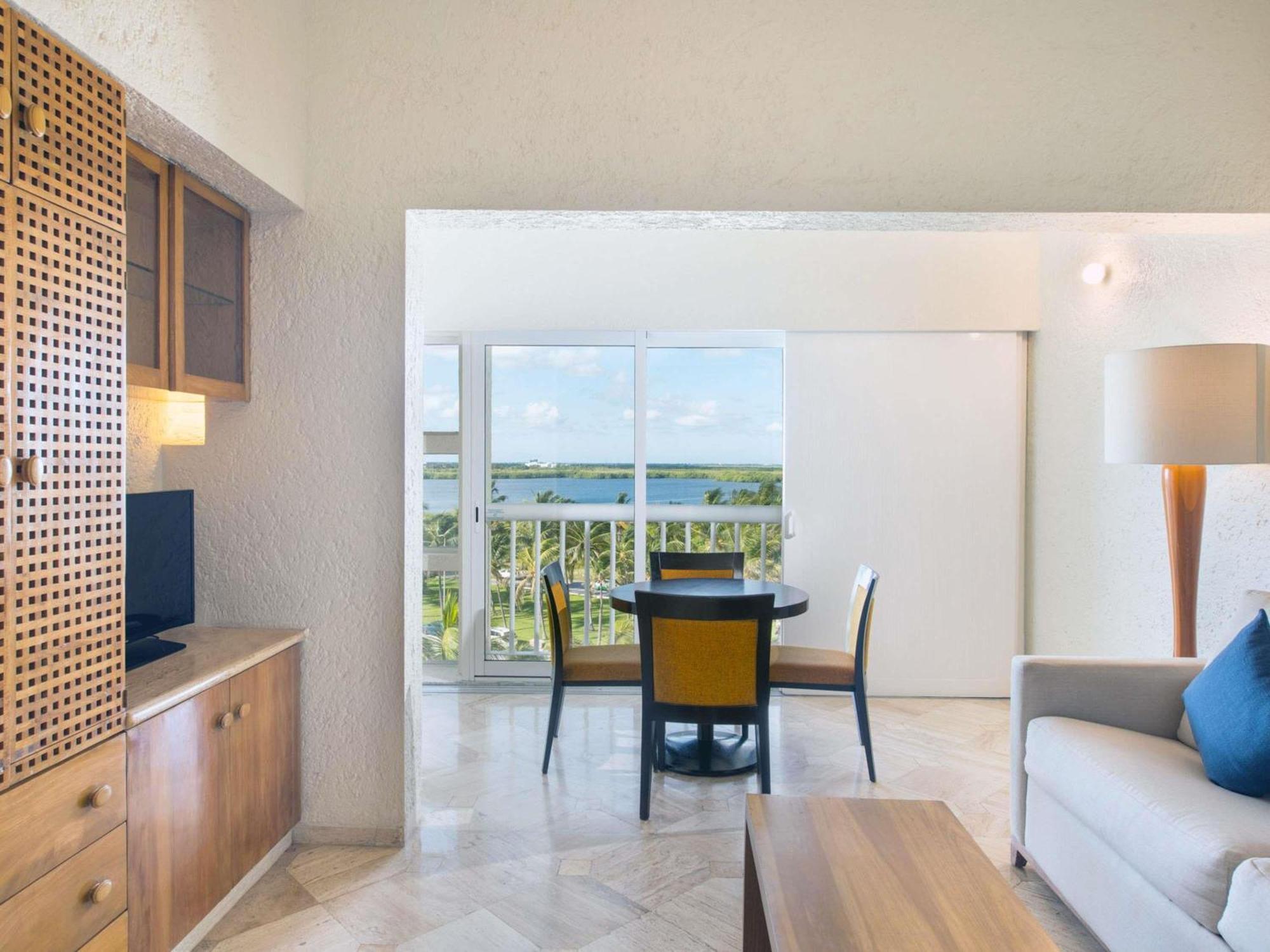 One-Bedroom King Suite Jacuzzi Balcony Garden View