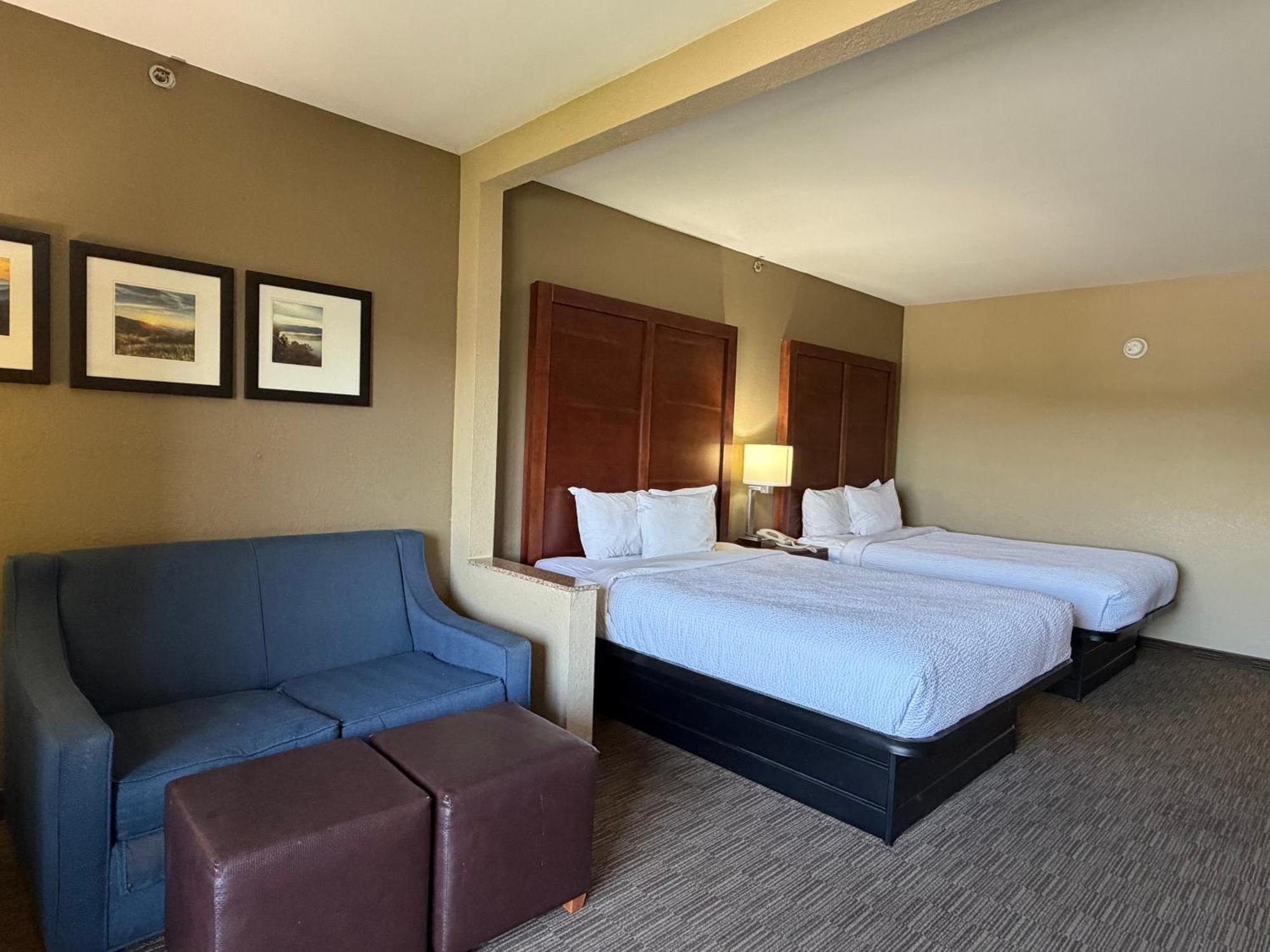 Queen Suite Two Queen Beds Sofa Bed Mountain View or Non-Smoking